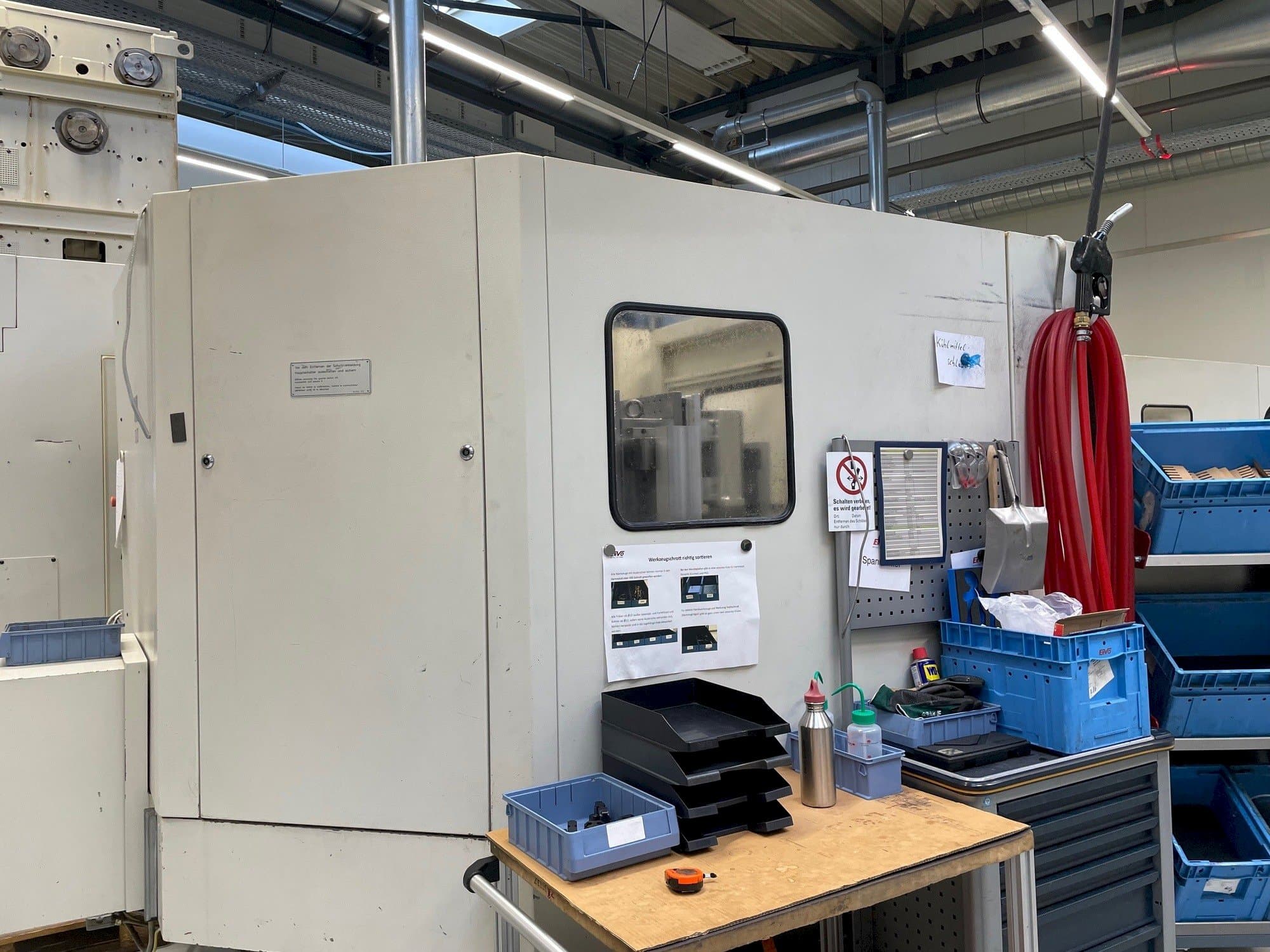 Levý boční pohled na HELLER MC 16 stroj