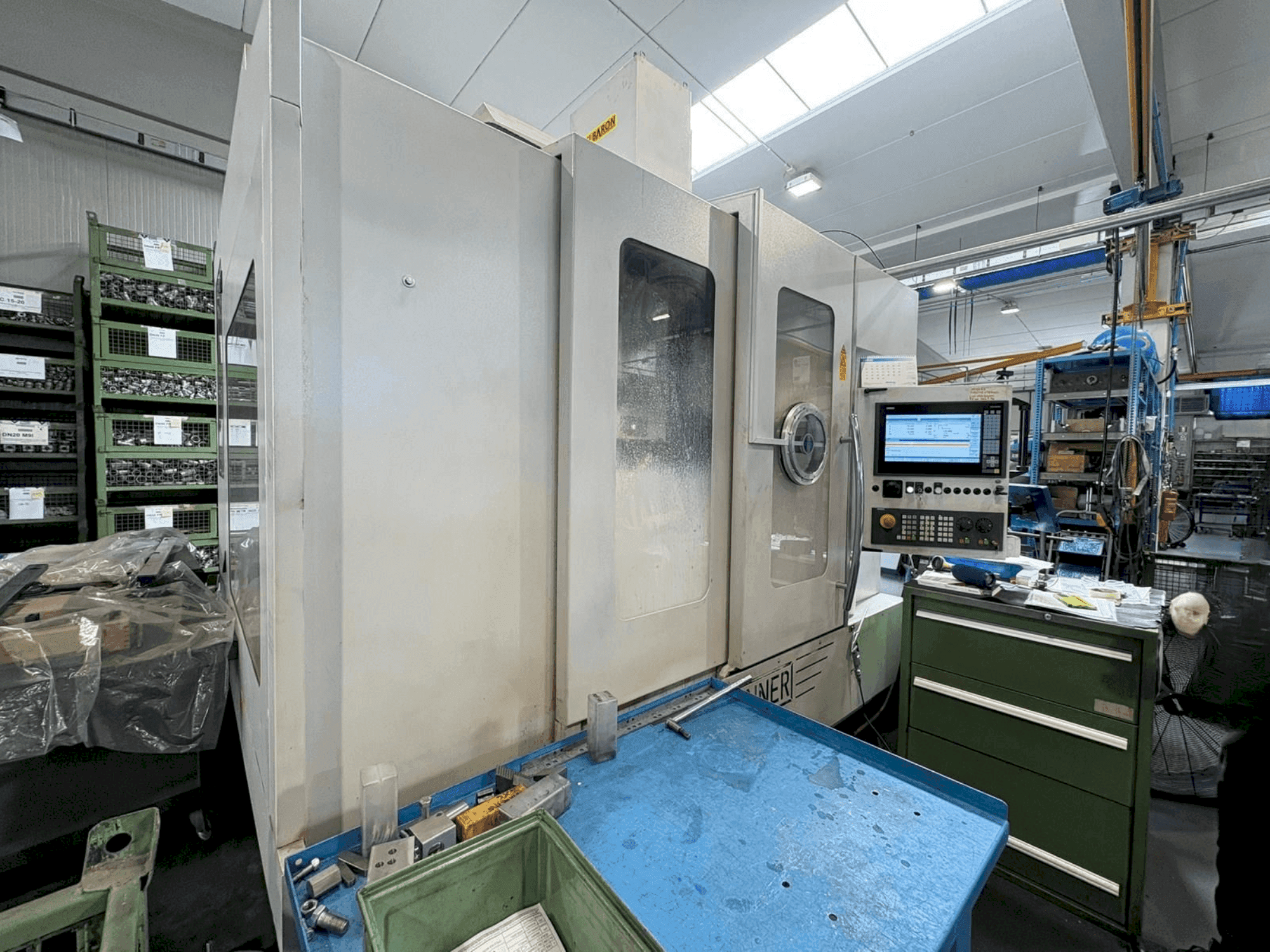 Čelní pohled  na SPINNER VC-1150 Compact  stroj