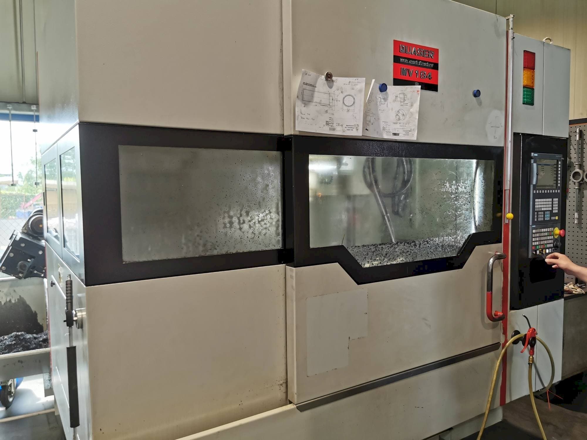 Čelní pohled na Quaser MV154APC/P12 stroj