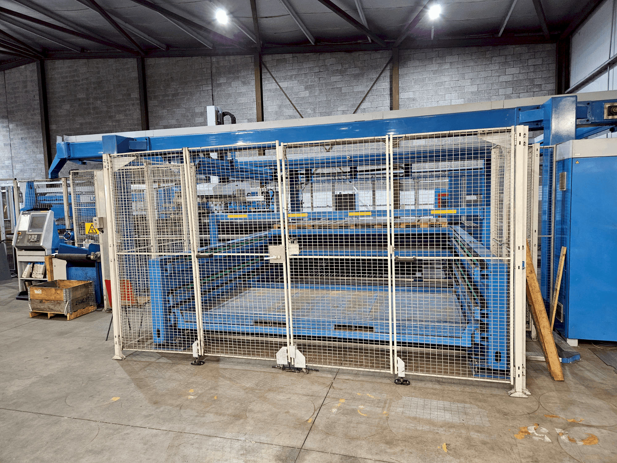 Čelní pohled  na Finn-Power LSR6/LC6  stroj