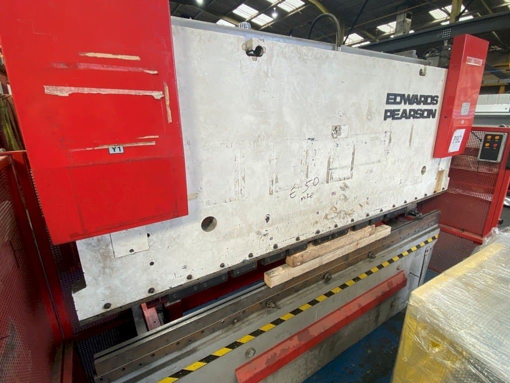 Čelní pohled na EDWARDS PEARSON PR6 100/3100 stroj