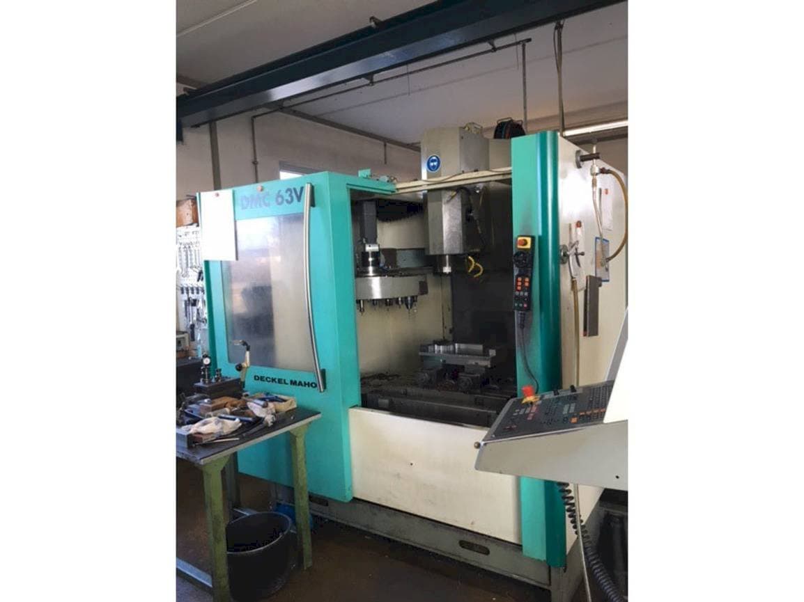 Čelní pohled na DMC DMC 63V stroj