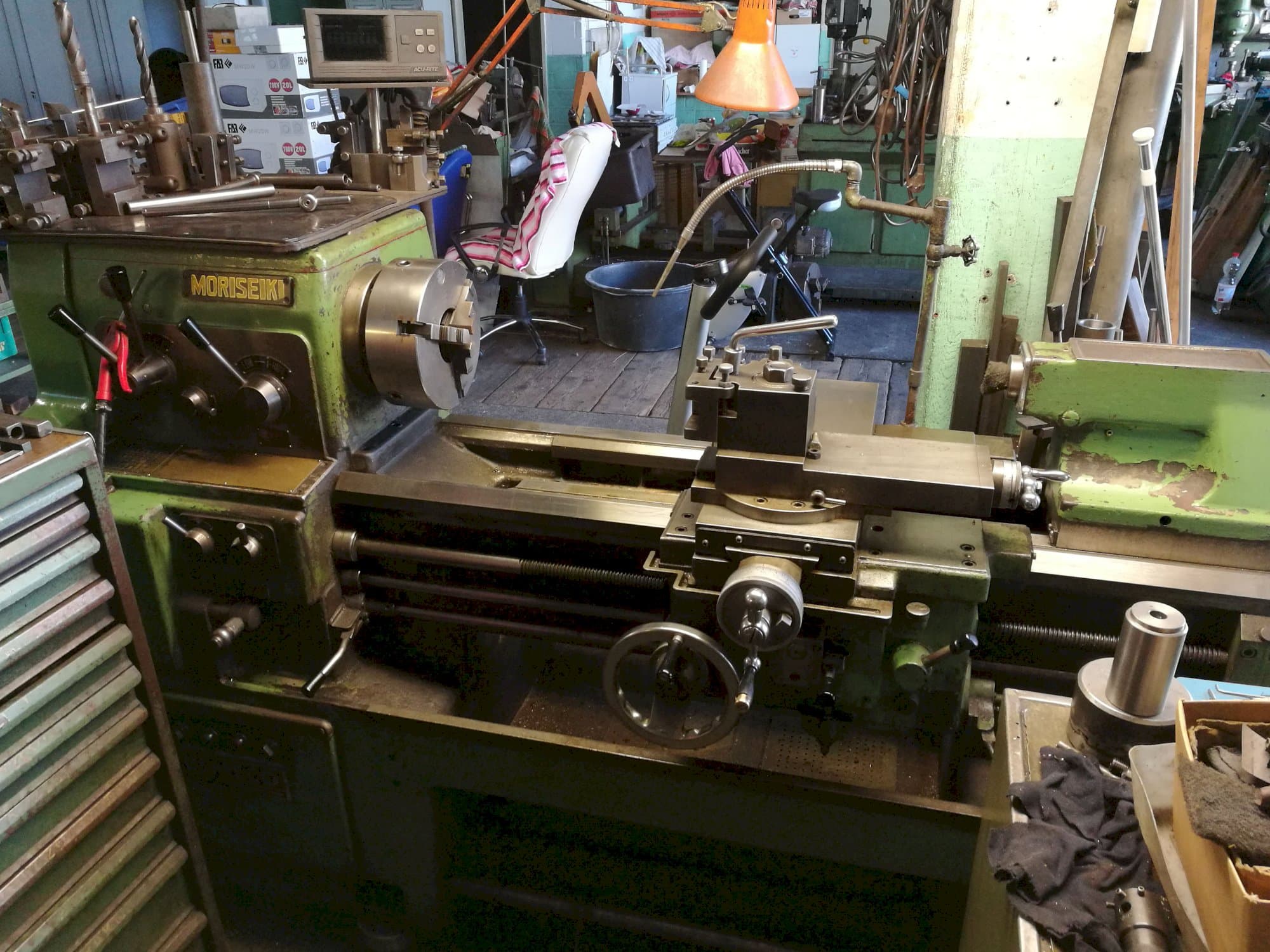 Čelní pohled  na MORI SEIKI MS 850 stroj