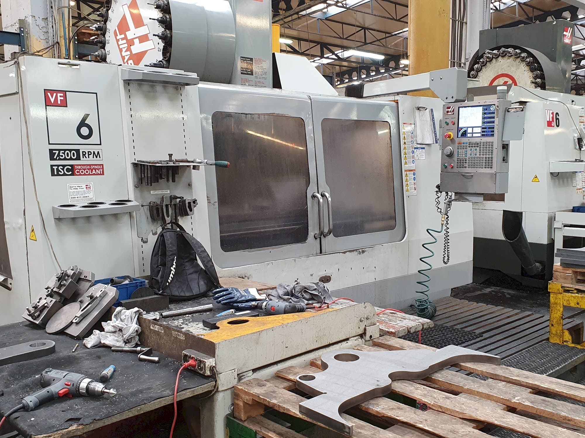 Čelní pohled na HAAS VF-6 / 50HE stroj