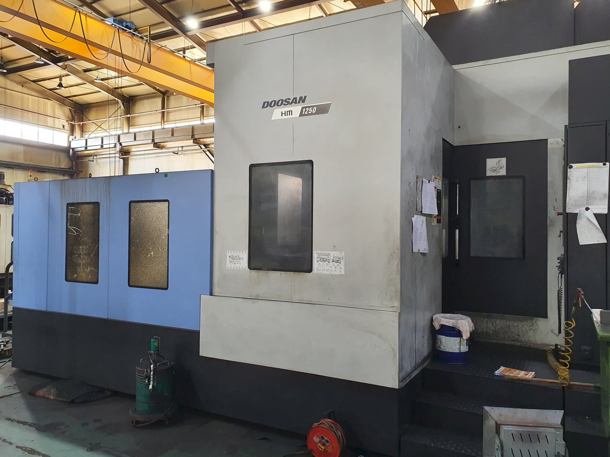 Čelní pohled na Doosan HM 1250 stroj