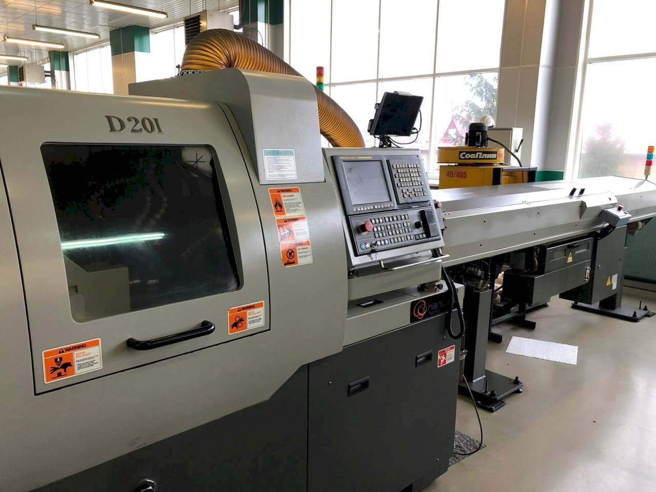 Čelní pohled na Hanwha XD20M stroj