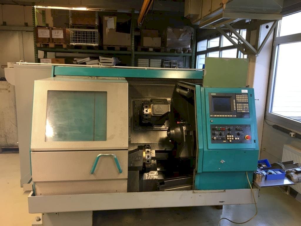 Čelní pohled na Index G200 stroj