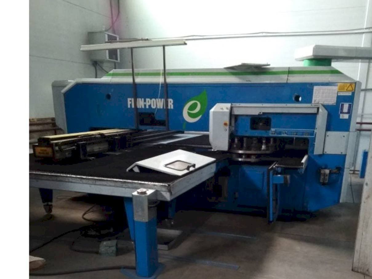 Čelní pohled na Finn-Power E5 stroj