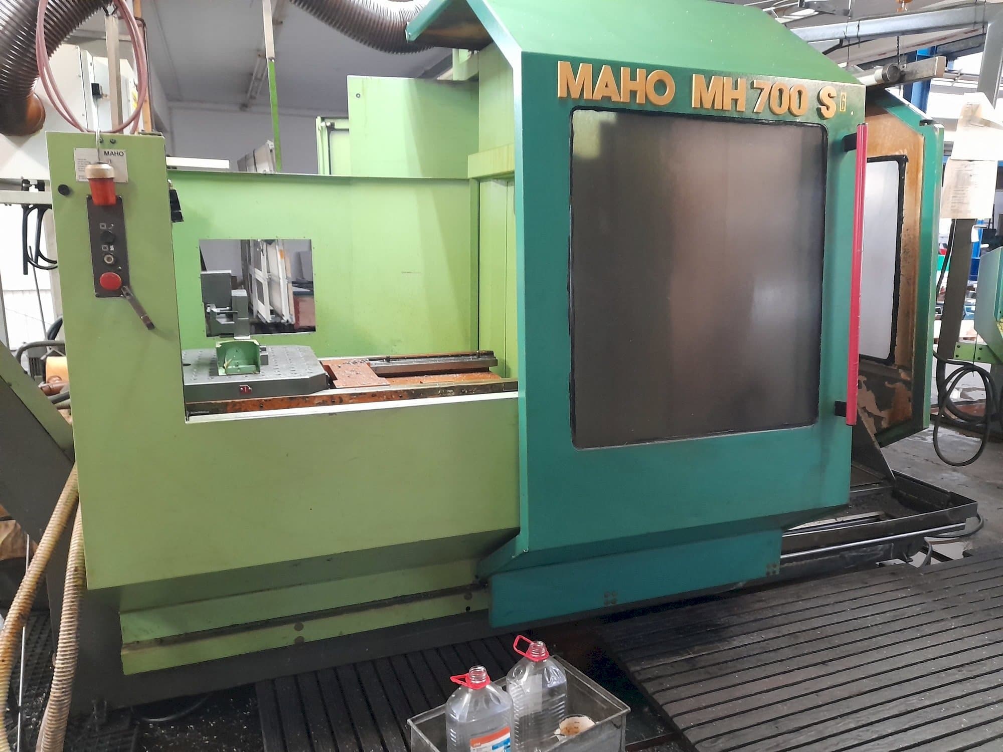 Levý boční pohled na MAHO MH 700 S stroj
