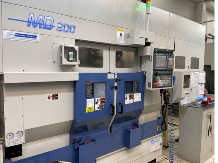 Čelní pohled na Muratec MD 200 stroj