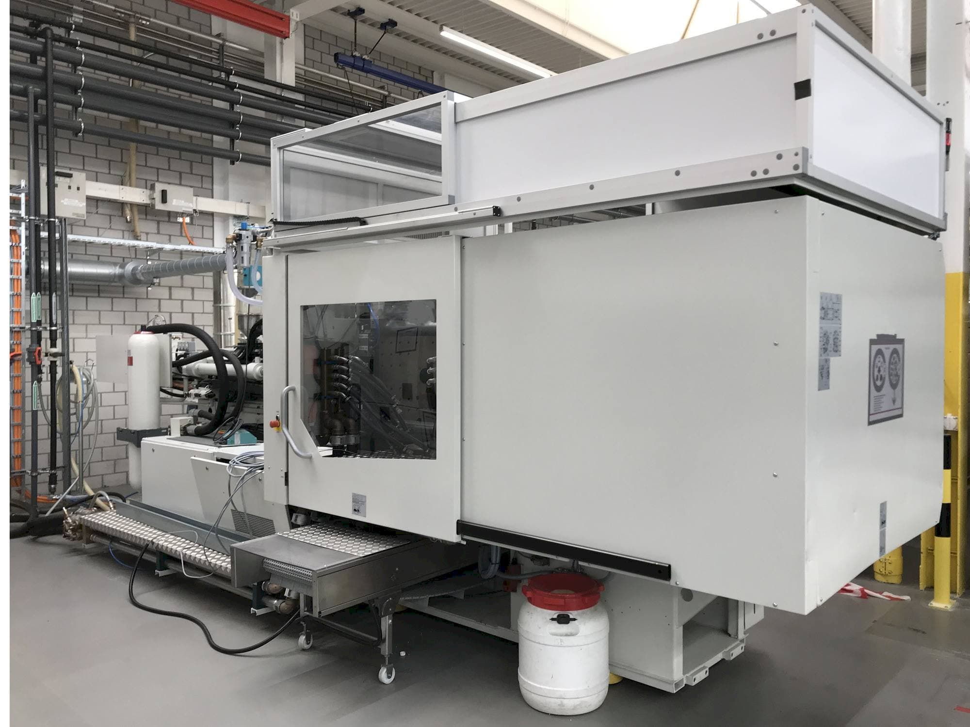 Čelní pohled na Sumitomo Demag EL-EXIS SP 200/560-675 stroj