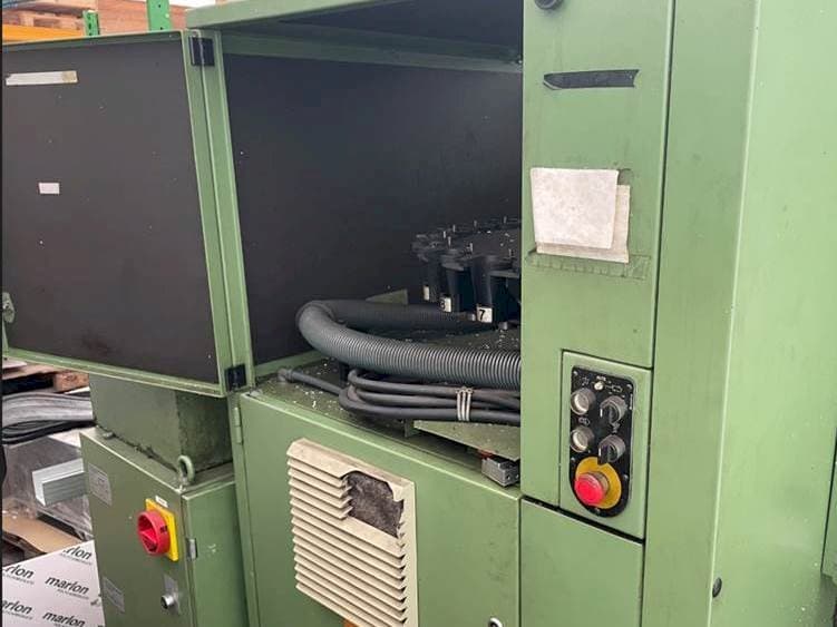 Čelní pohled na DECKEL FP4AT stroj