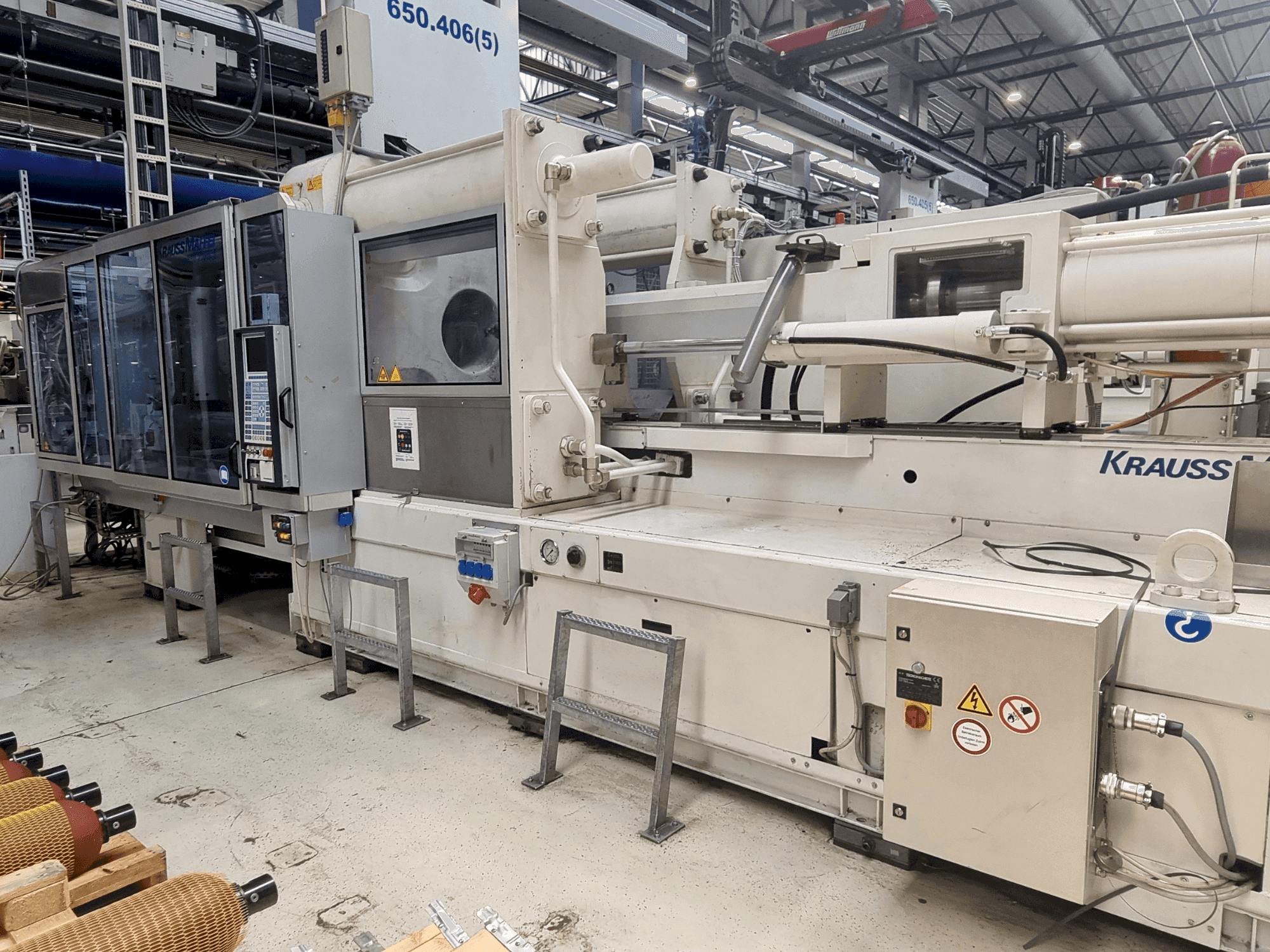 Čelní pohled na Krauss Maffei 650-2700 C2 stroj