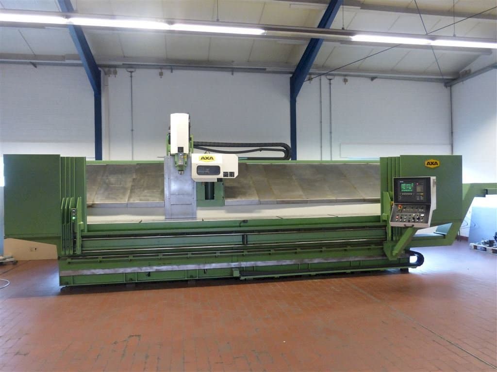 Čelní pohled na AXA VSC 1-5000M/E stroj