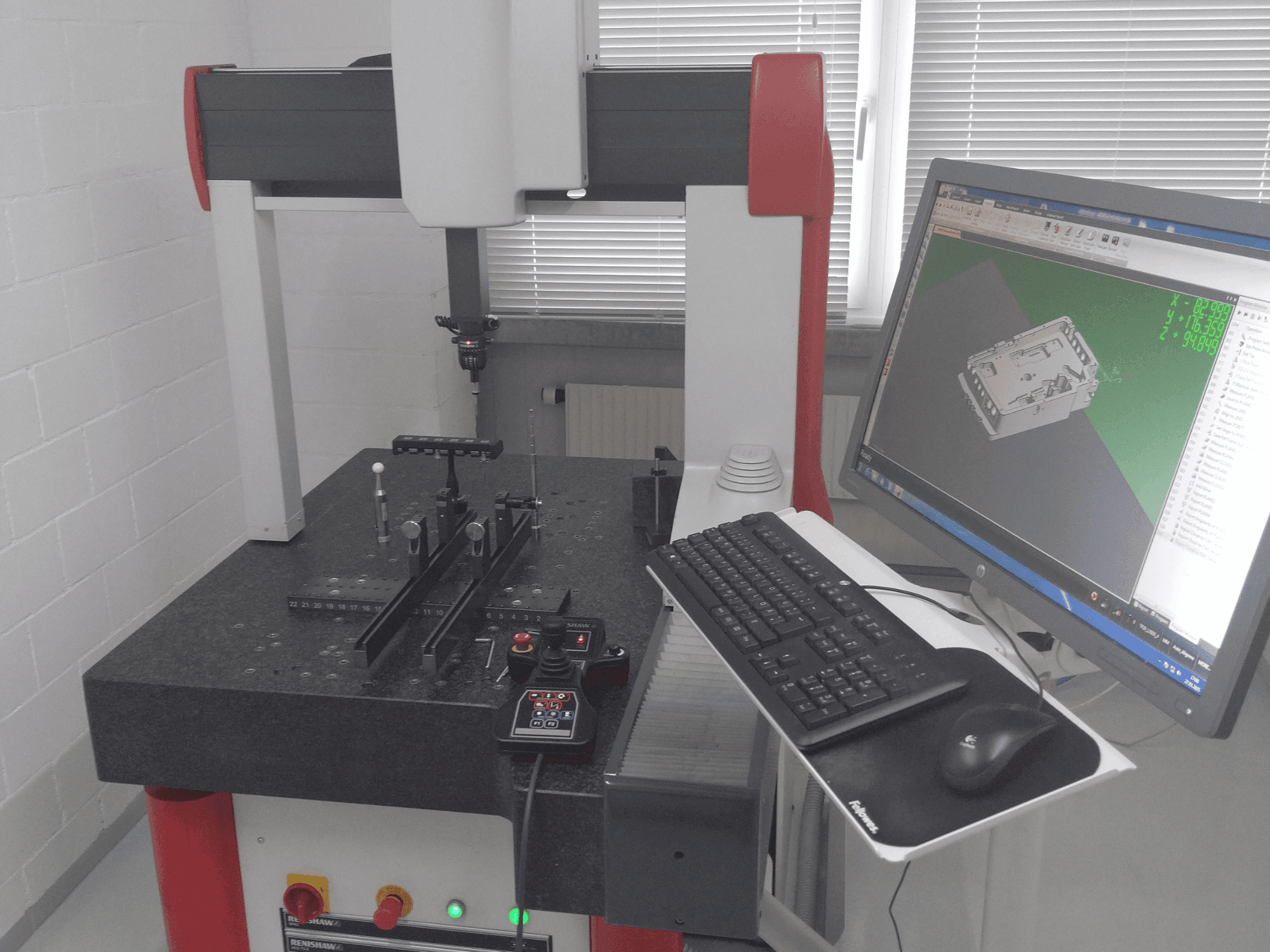 Čelní pohled na Coord3 Ares 700 stroj