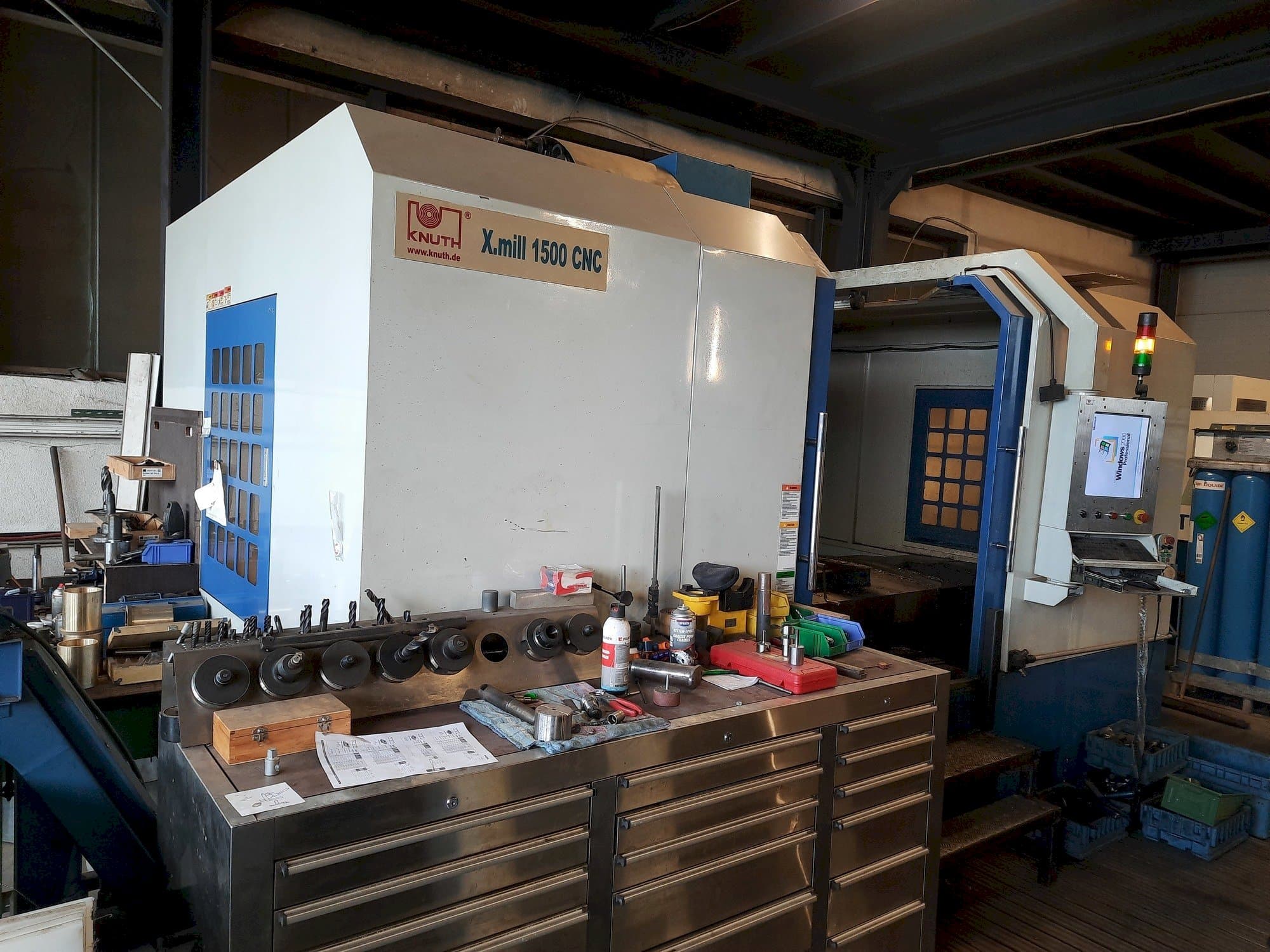 Čelní pohled na KNUTH X-Mill 1500 CNC stroj