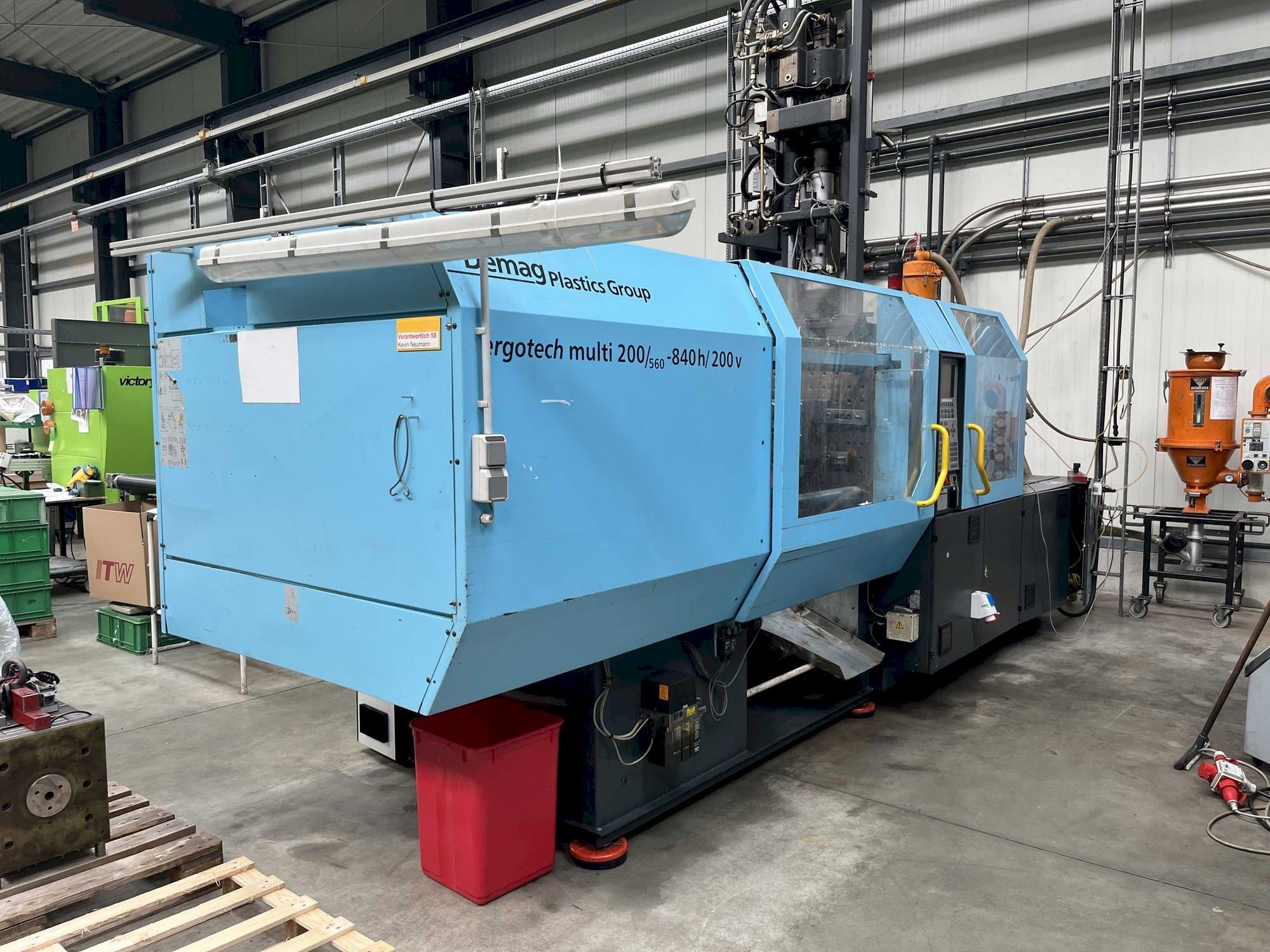 Čelní pohled na DEMAG Ergotech multi 200/560 - 840h/200V stroj