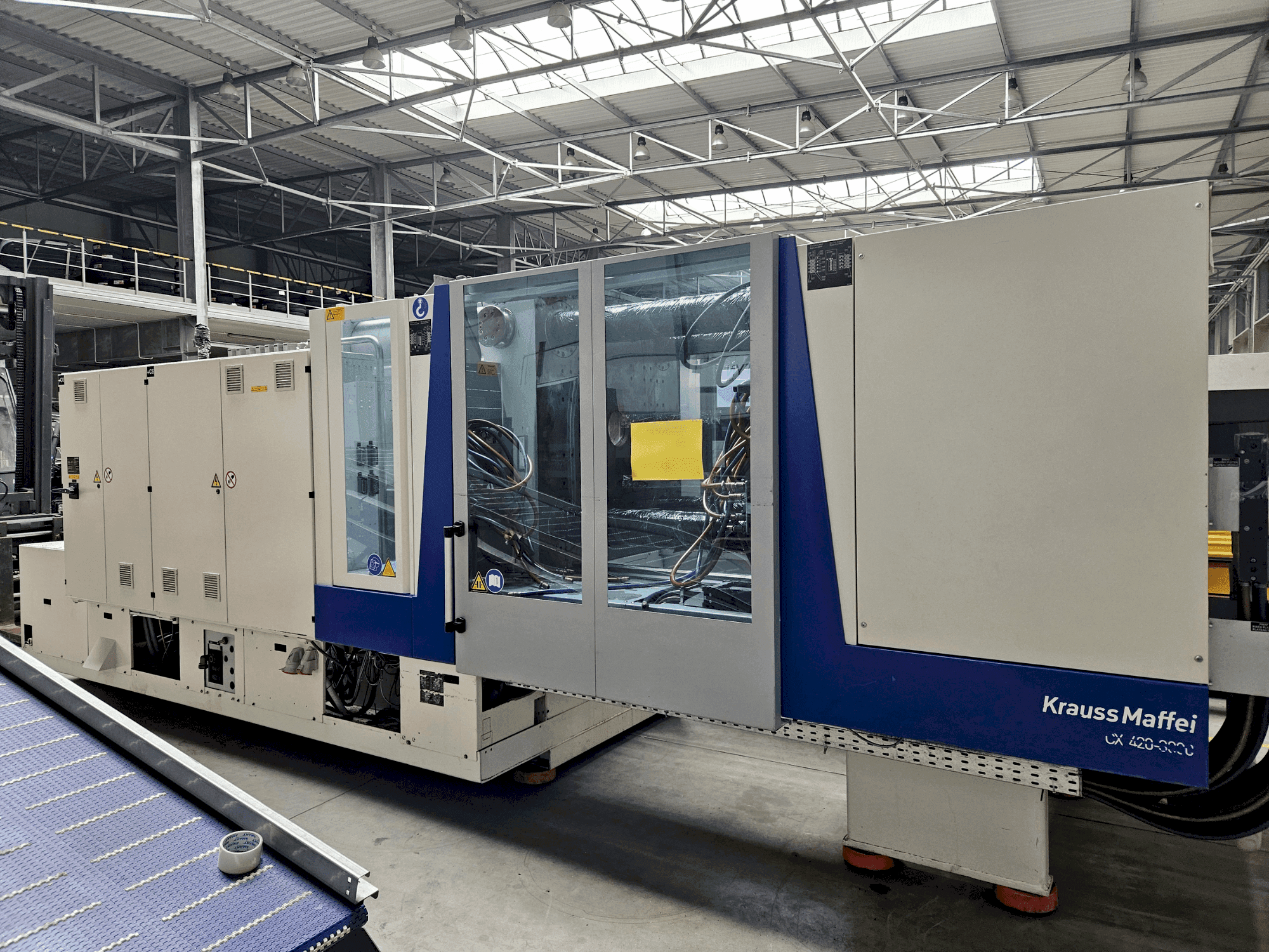 Čelní pohled na Krauss Maffei 420-3000 CX stroj