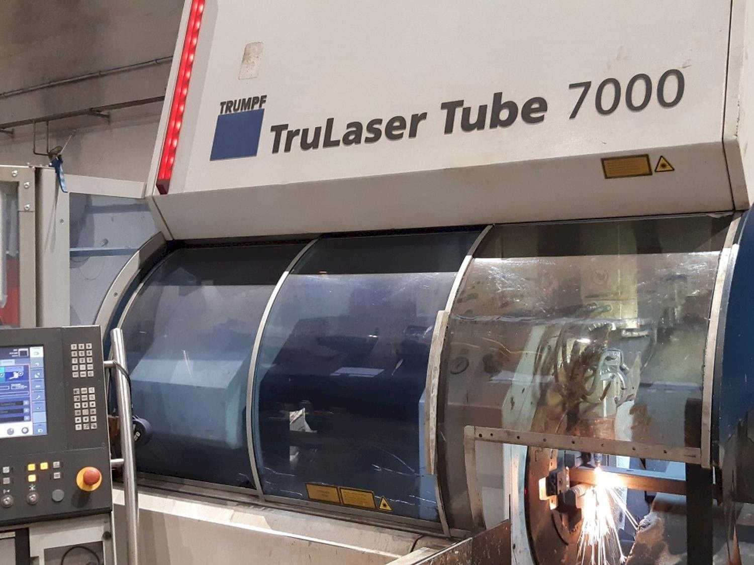 Čelní pohled  na Trumpf TruLaser Tube 7000  stroj