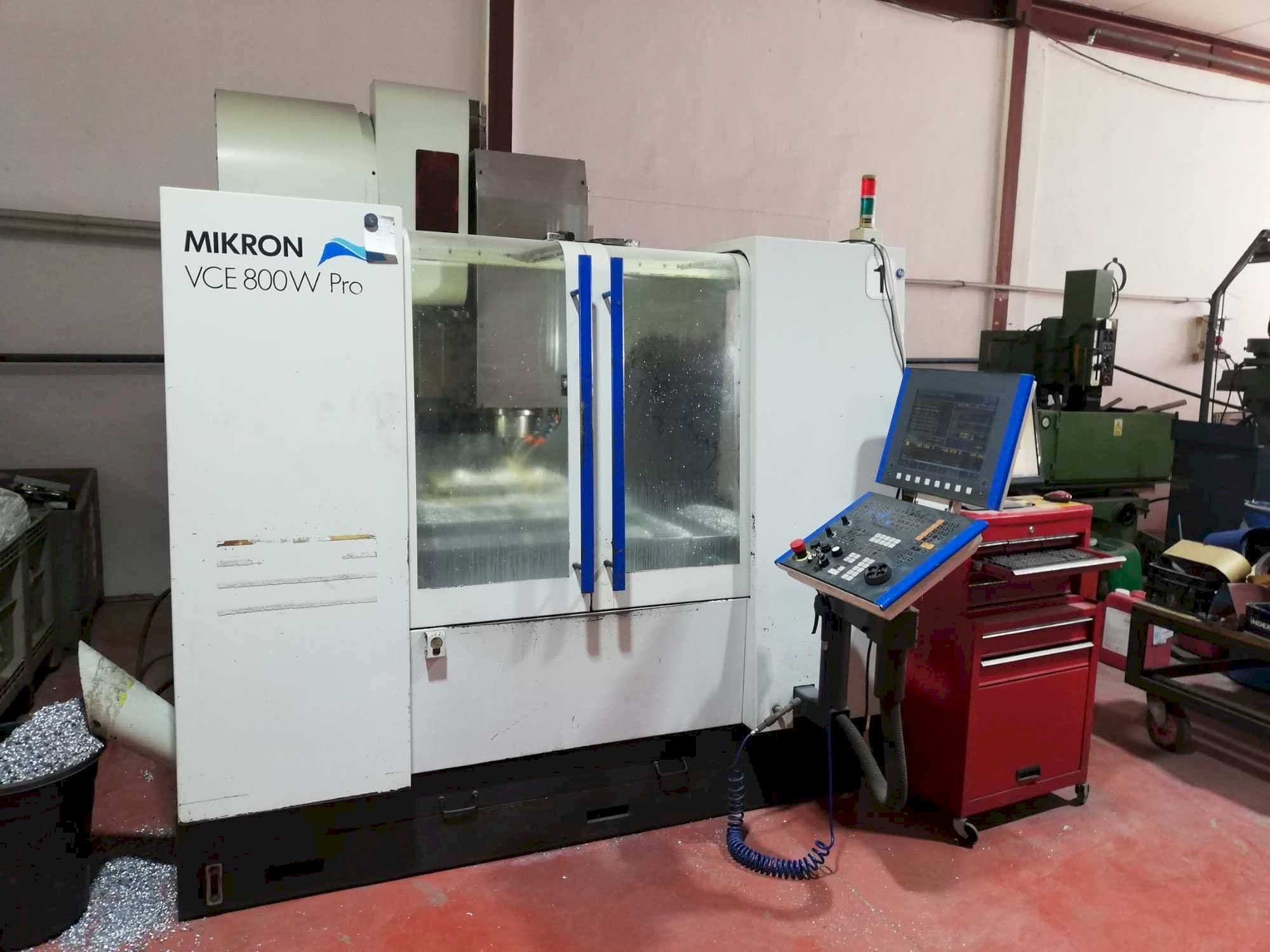 Čelní pohled na MIKRON VCE 800W Pro stroj