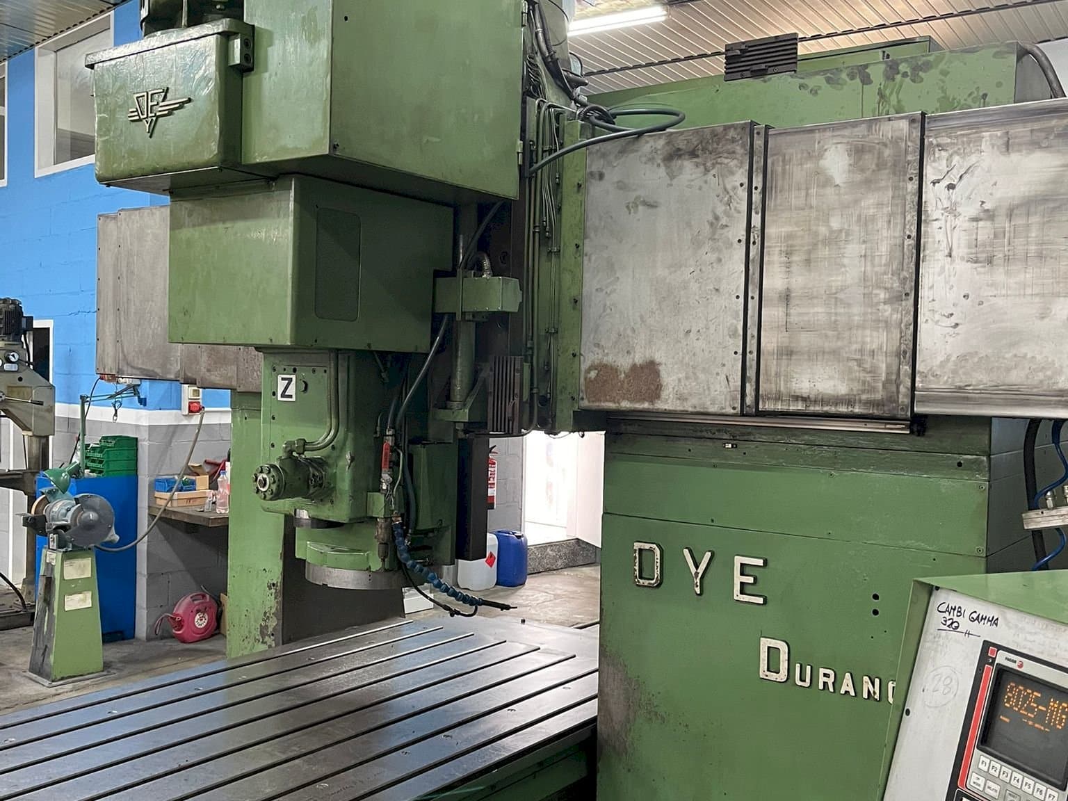 Čelní pohled na DYE FBF-C-N/C stroj