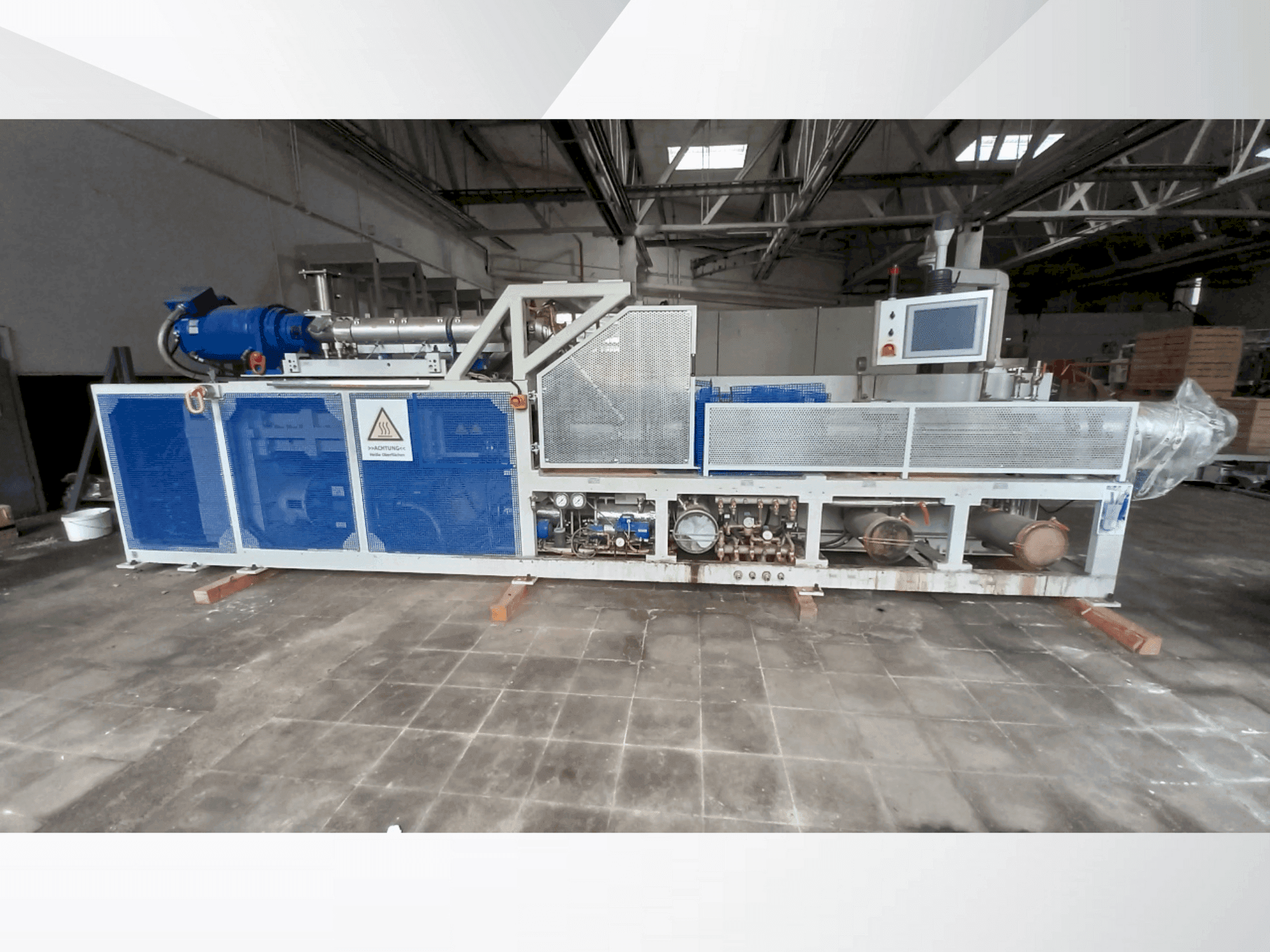 Čelní pohled  na REIFENHÄUSER BI Trudes 115  stroj