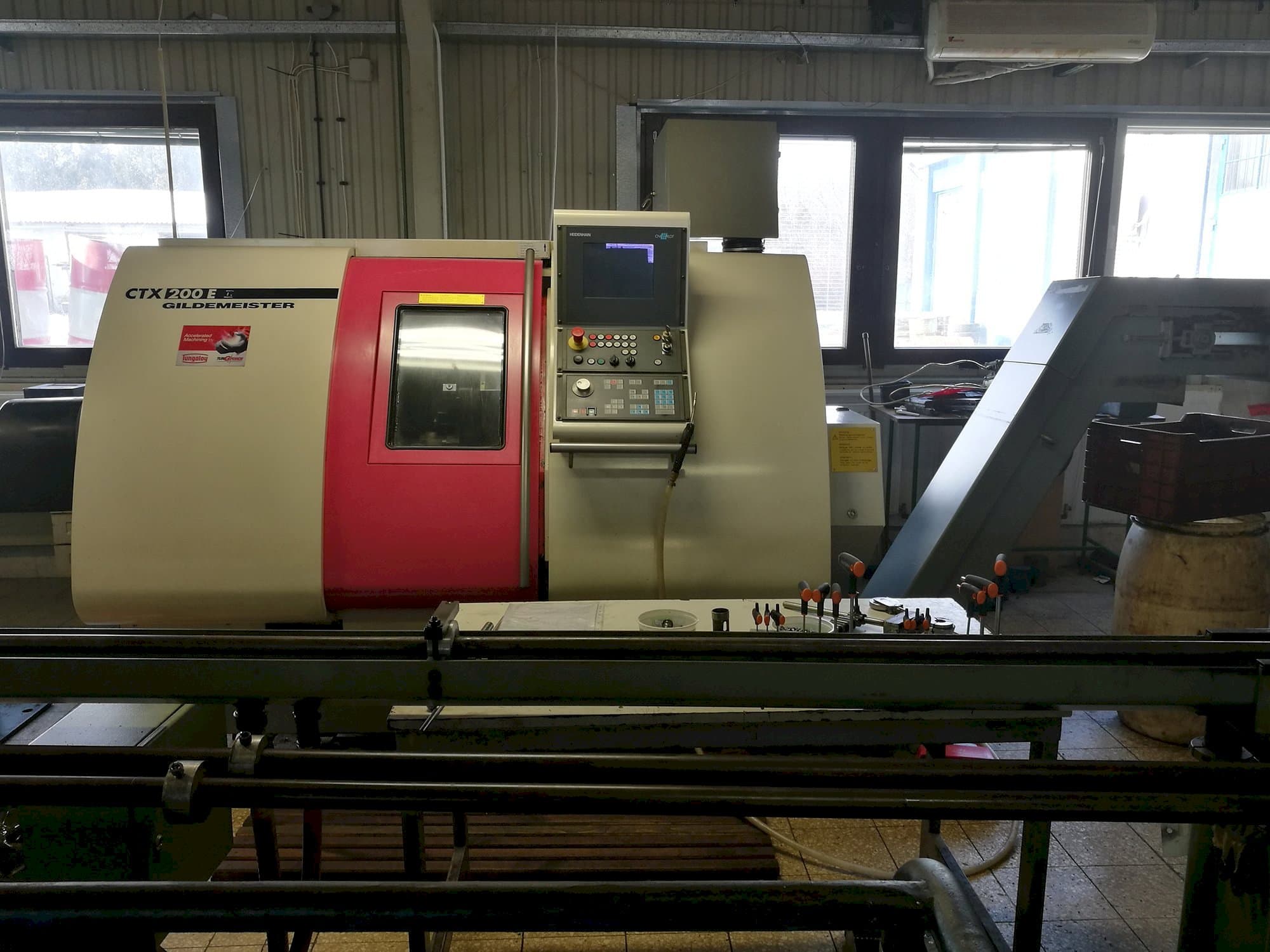 Čelní pohled na Gildemeister CTX 200 E stroj