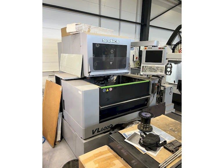 Čelní pohled  na Sodick VL600Q  stroj