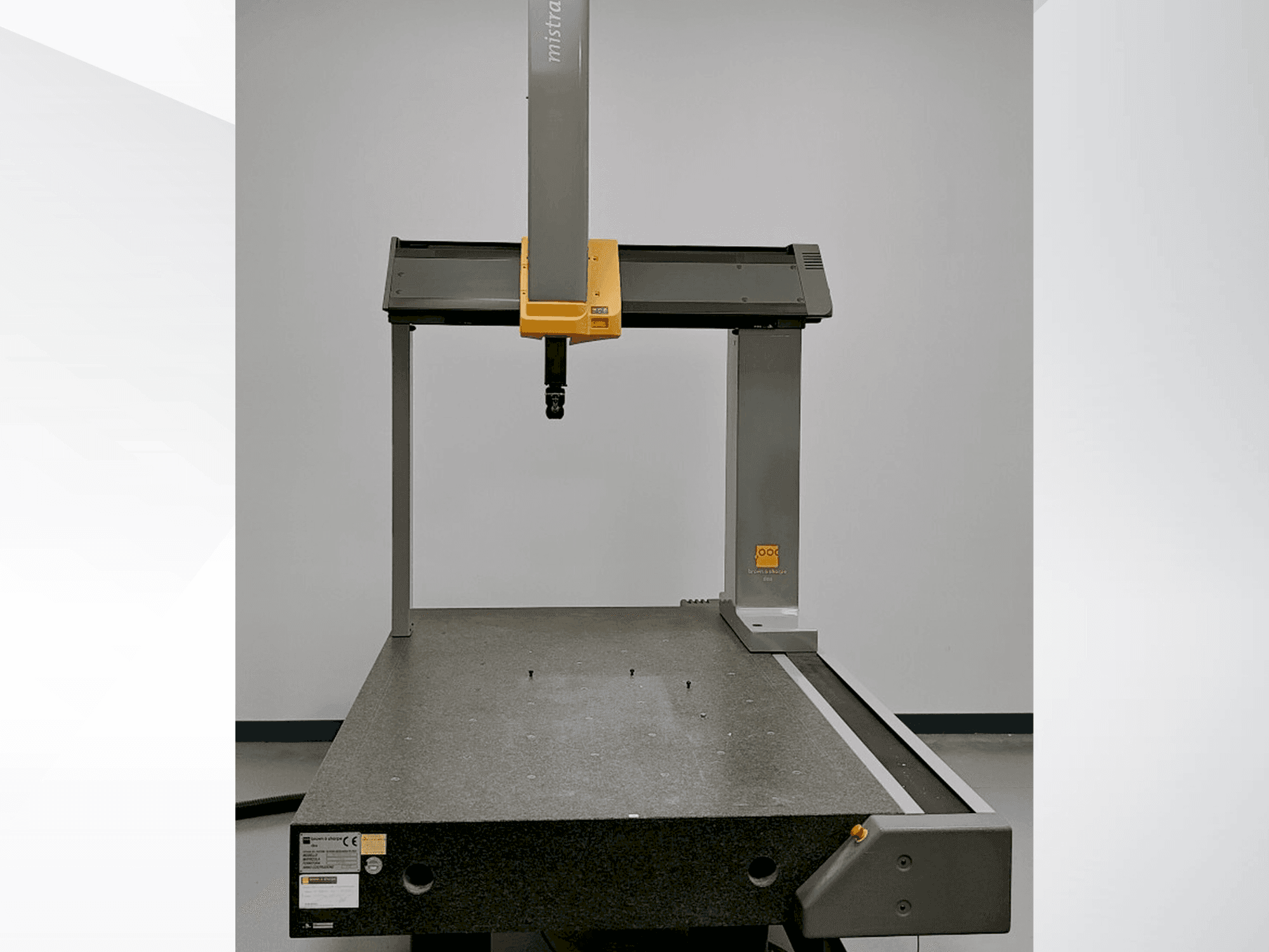 Čelní pohled na BROWN & SHARPE Mistral stroj