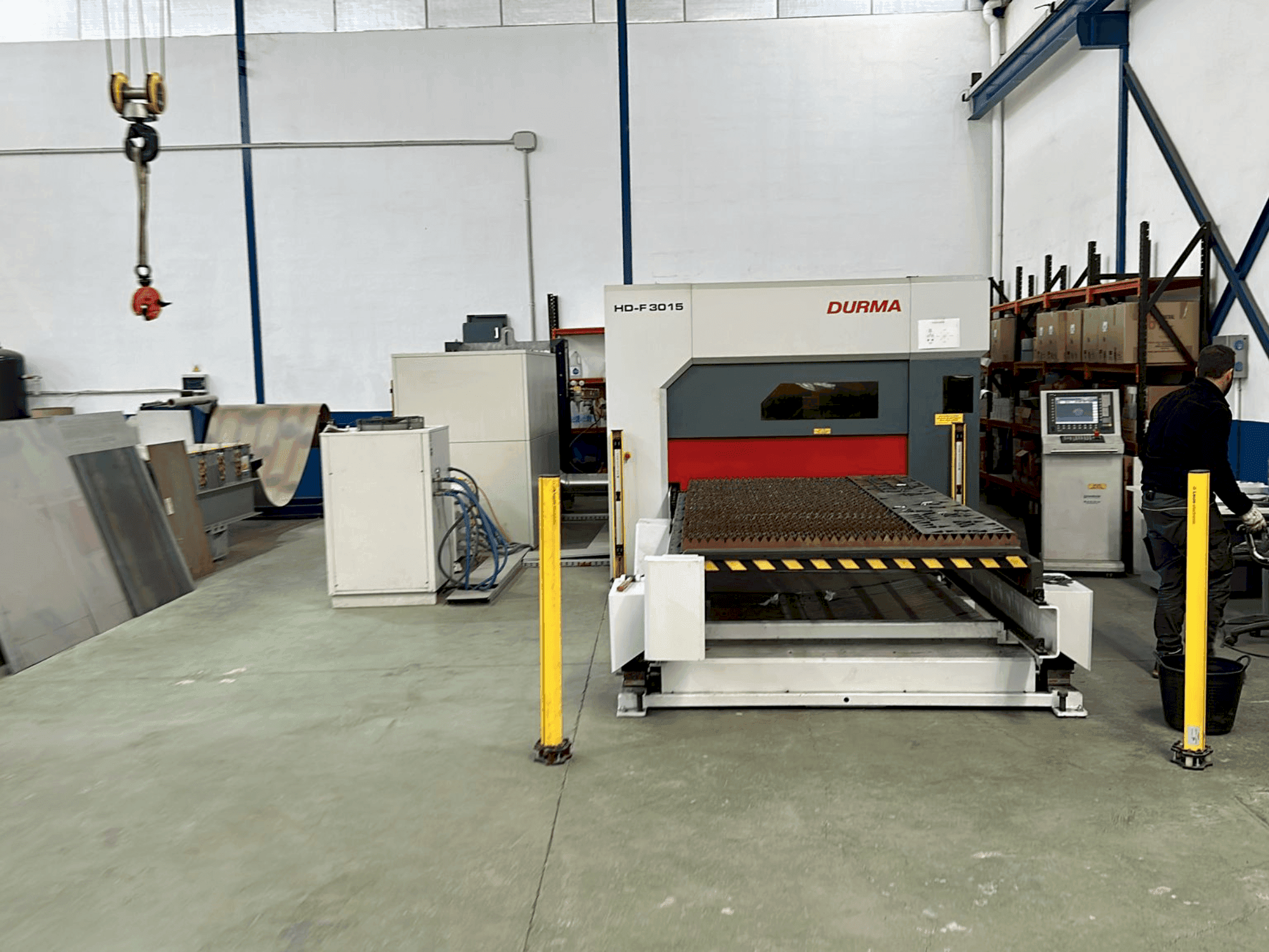 Čelní pohled  na Durma HD-F 3015  stroj