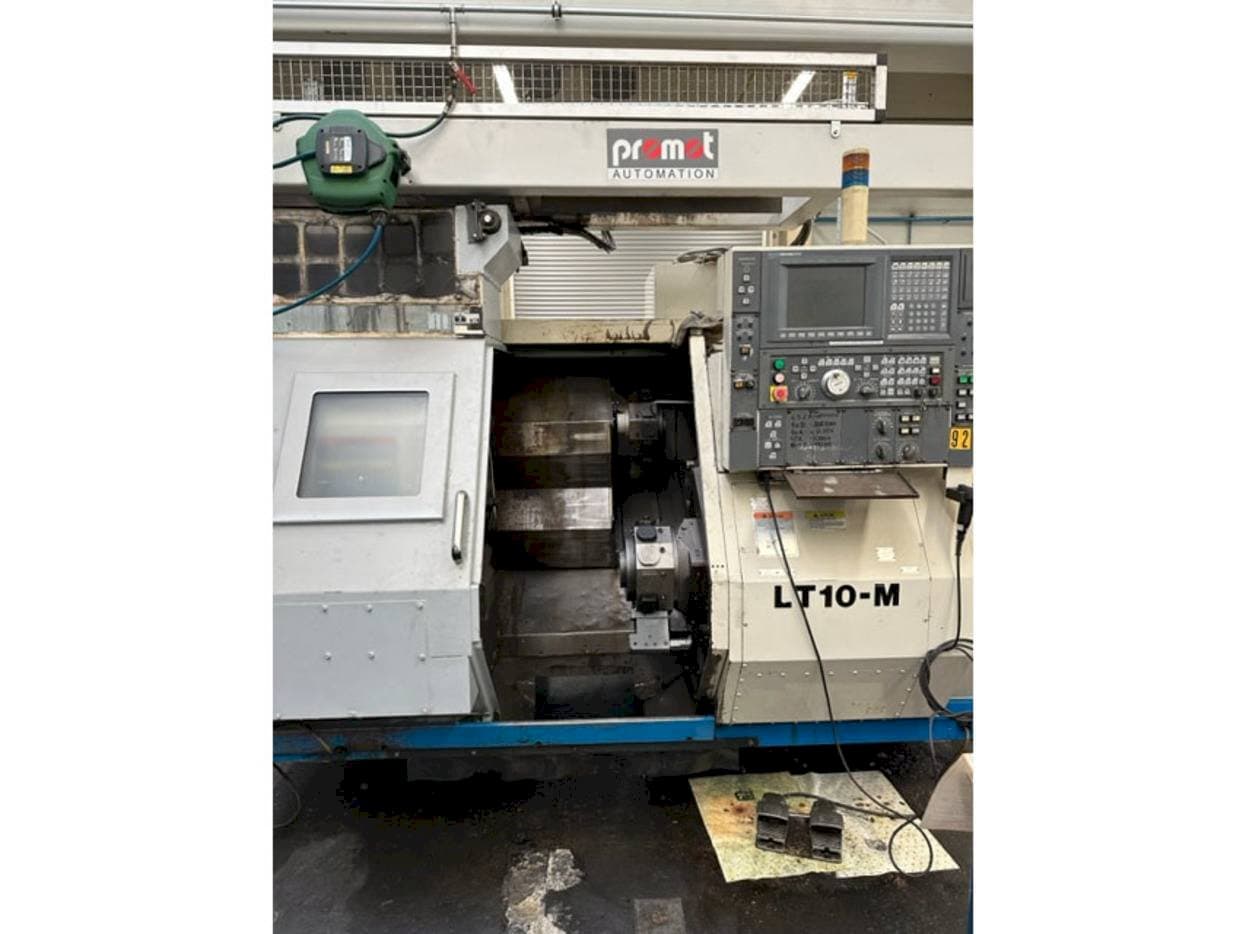 Čelní pohled na Okuma LT10 stroj