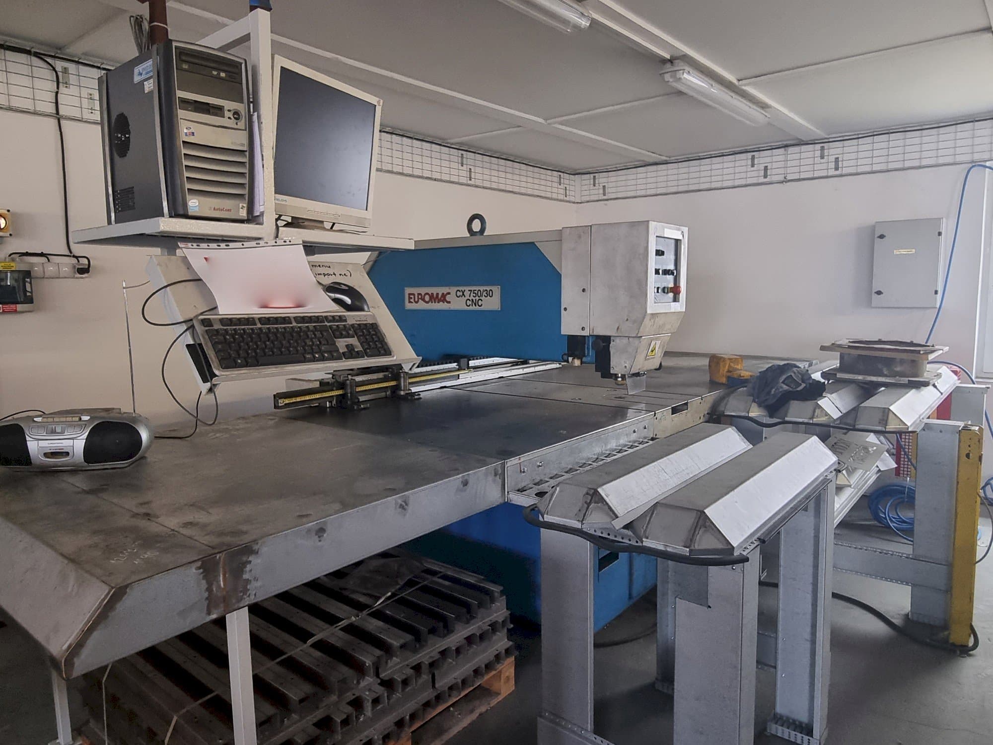 Čelní pohled na Euromac CX 750/30 CNC stroj