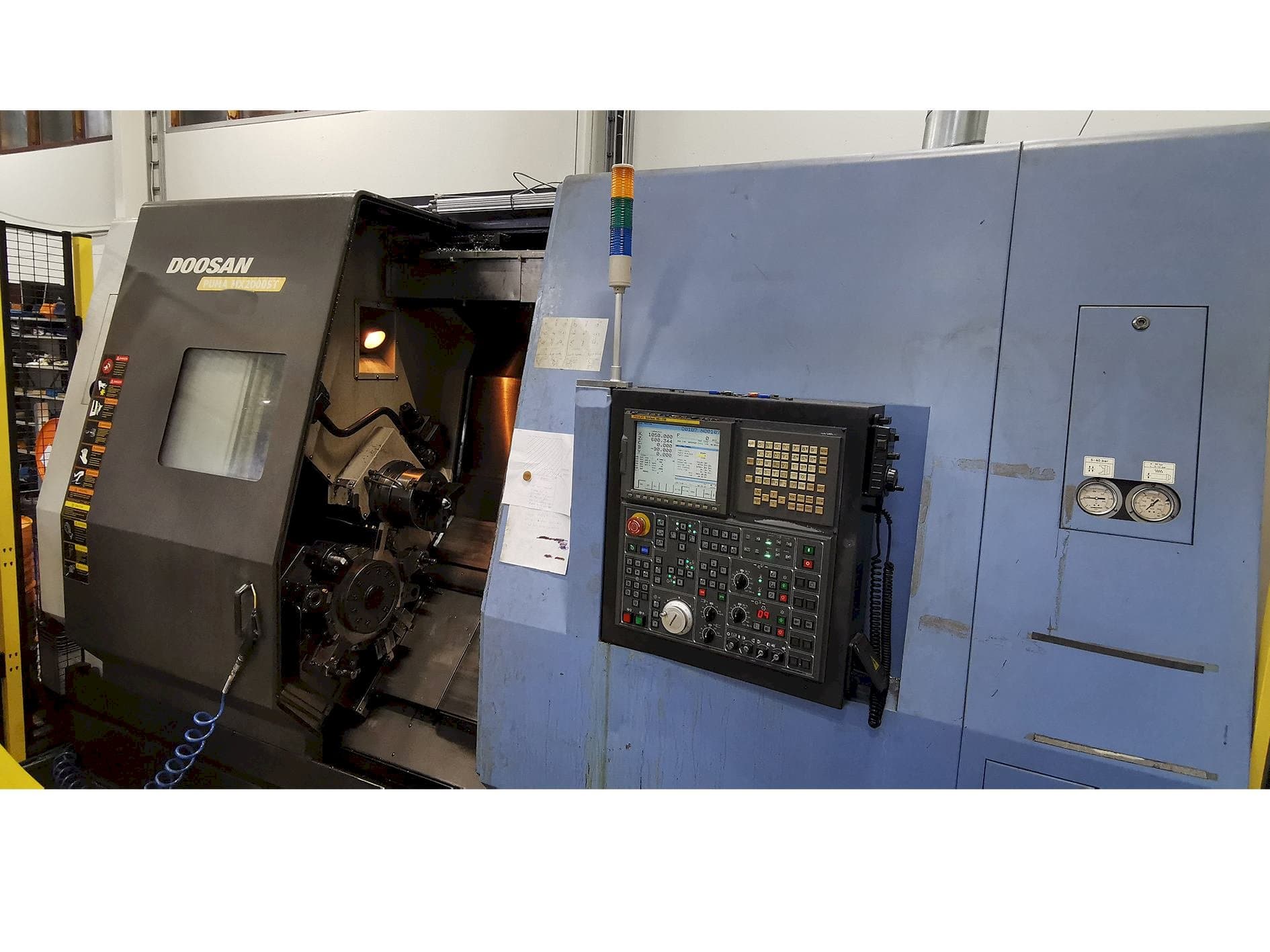 Čelní pohled na Doosan Puma MX 2000 ST stroj