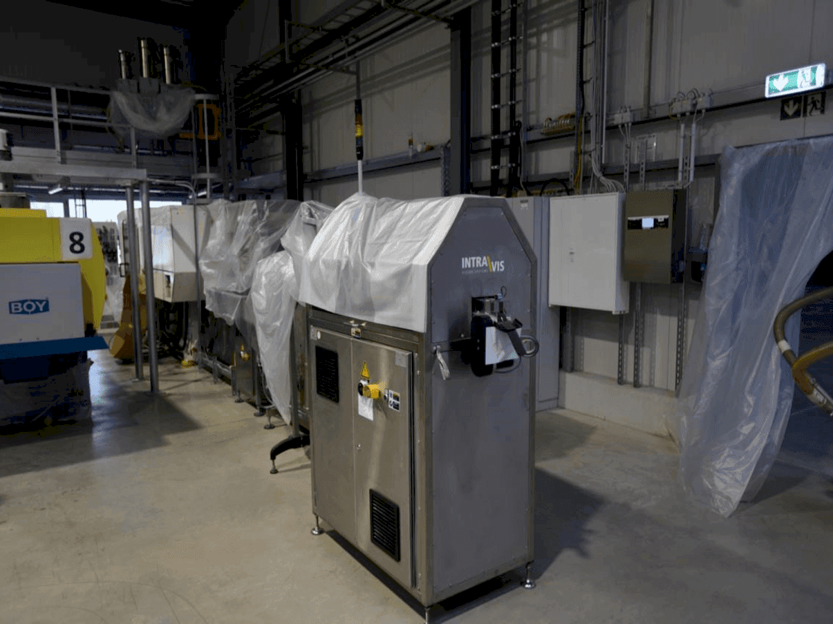 Čelní pohled  na INTRAVIS Capwatcher 6432  stroj