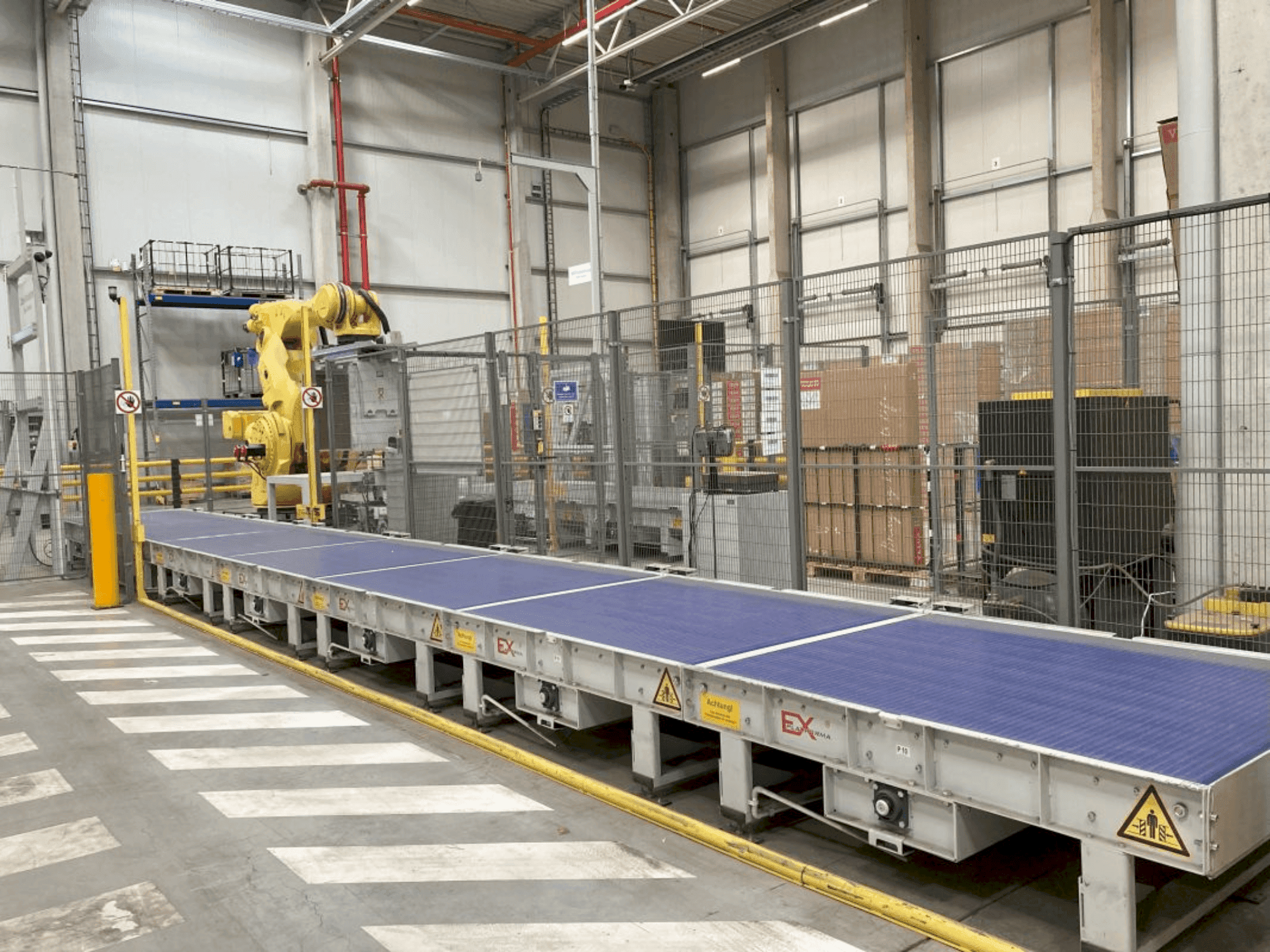 Čelní pohled  na FANUC M-2000iA/1700L  stroj