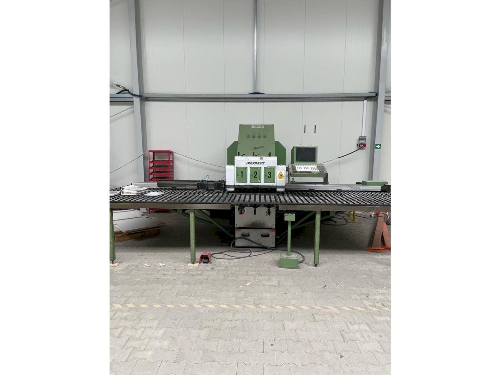 Čelní pohled na BOSCHERT TRI 1250 CNC Z stroj