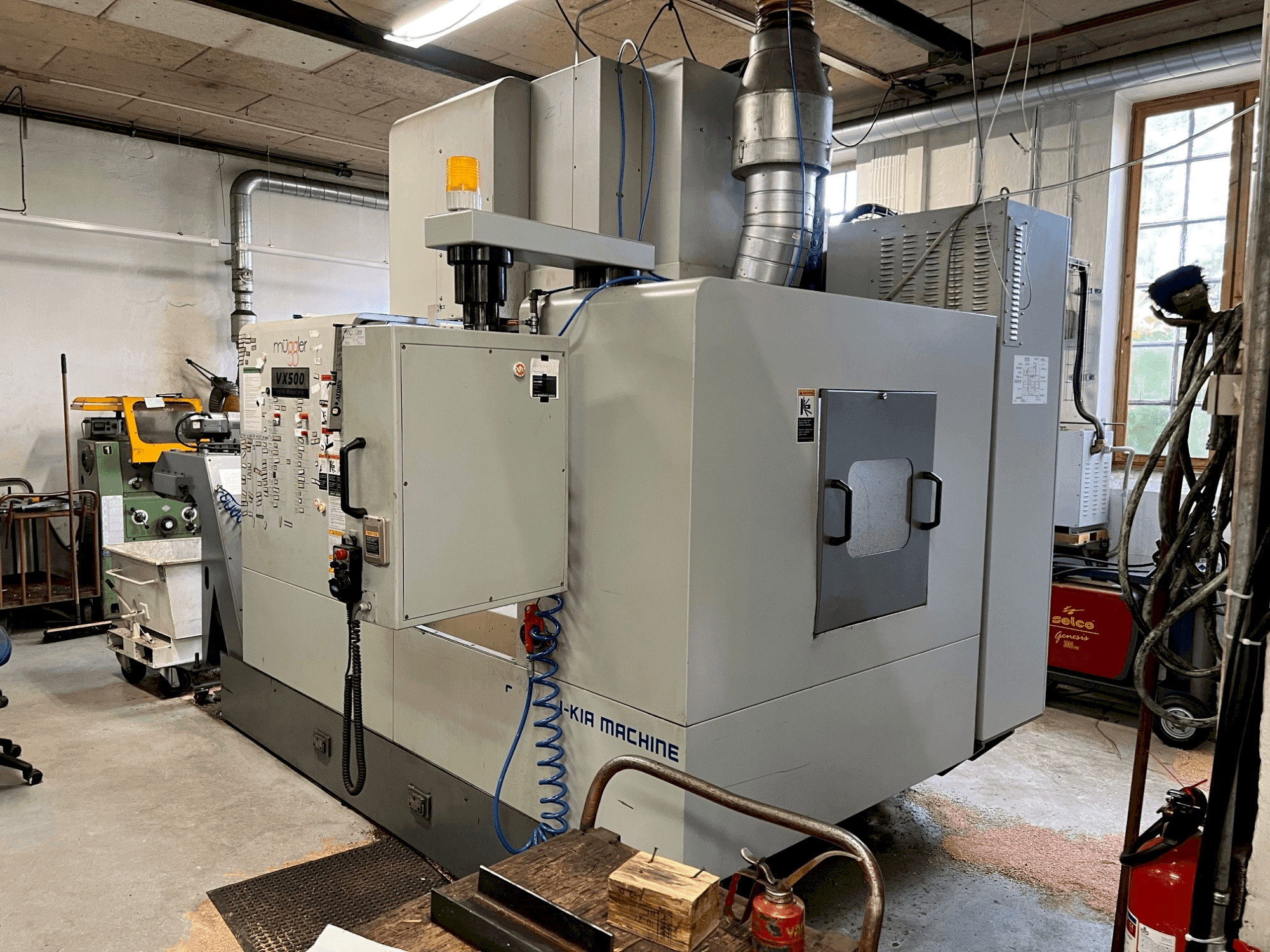 Čelní pohled na HYUNDAI KIA VX500 stroj