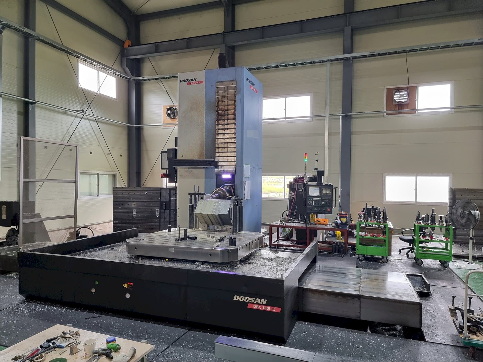 Čelní pohled na Doosan DBC 130L II stroj