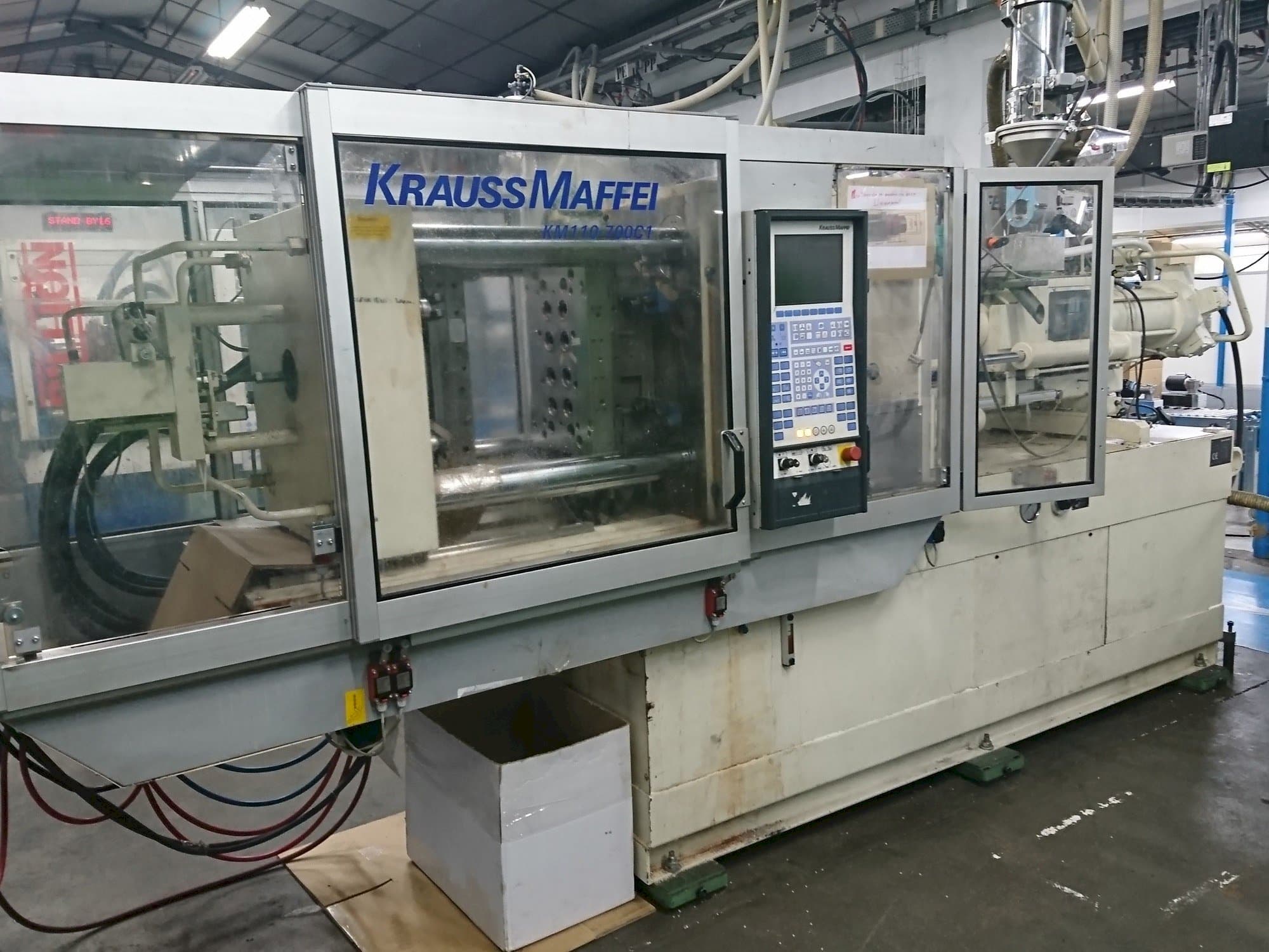 Čelní pohled na Krauss Maffei 110 - 700 C1 stroj