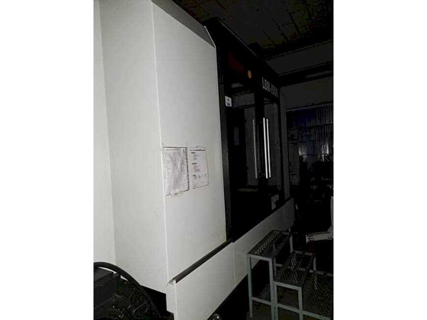 Levý pohled na Eumach LBM-1500 stroj