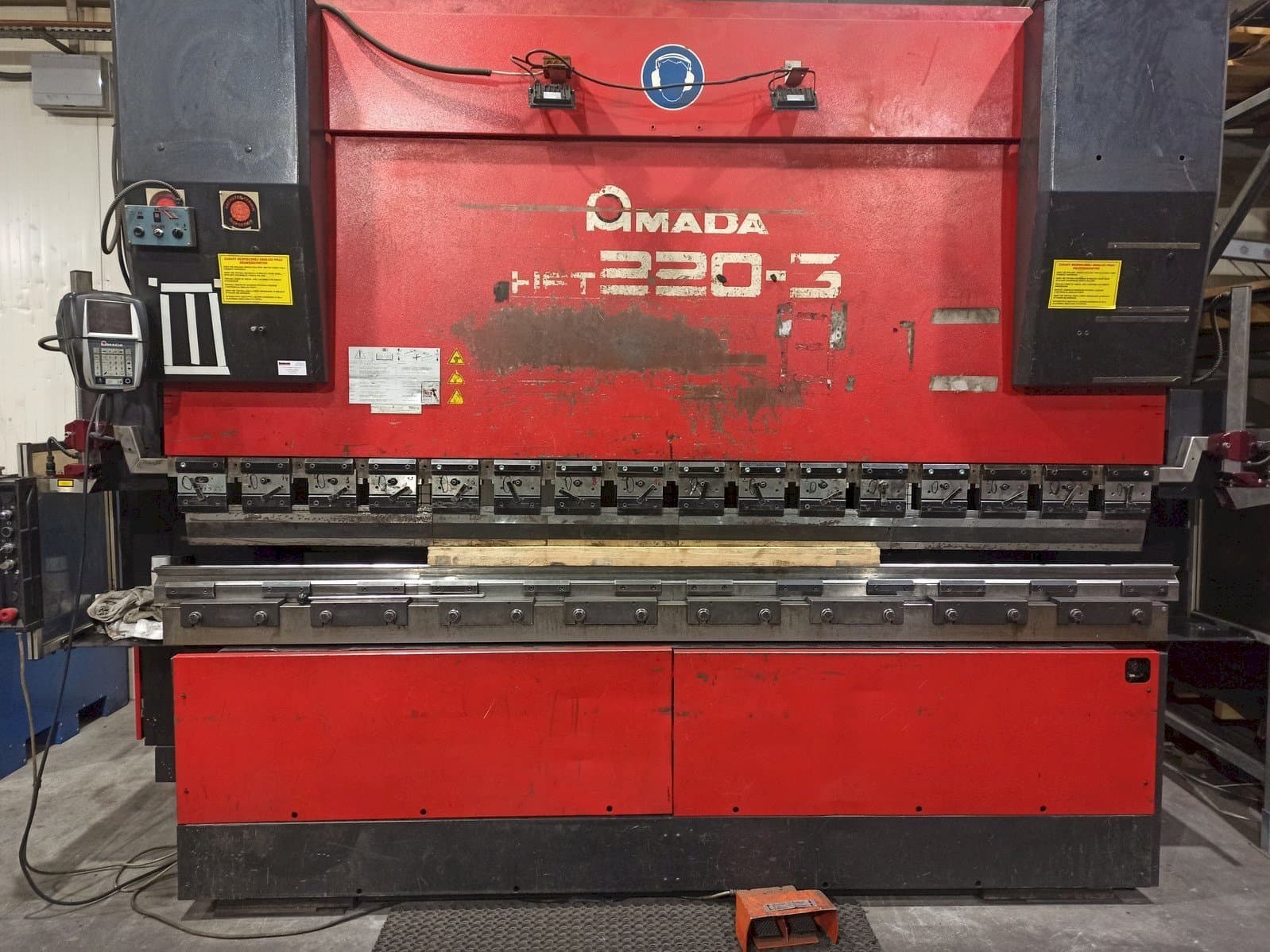 Čelní pohled na AMADA HFT 220-3 stroj