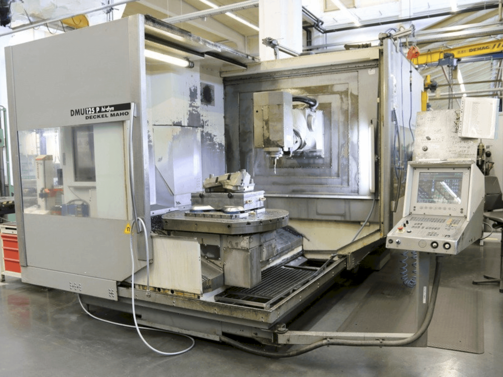 Čelní pohled na DECKEL MAHO DMU 125 P hi-dyn stroj