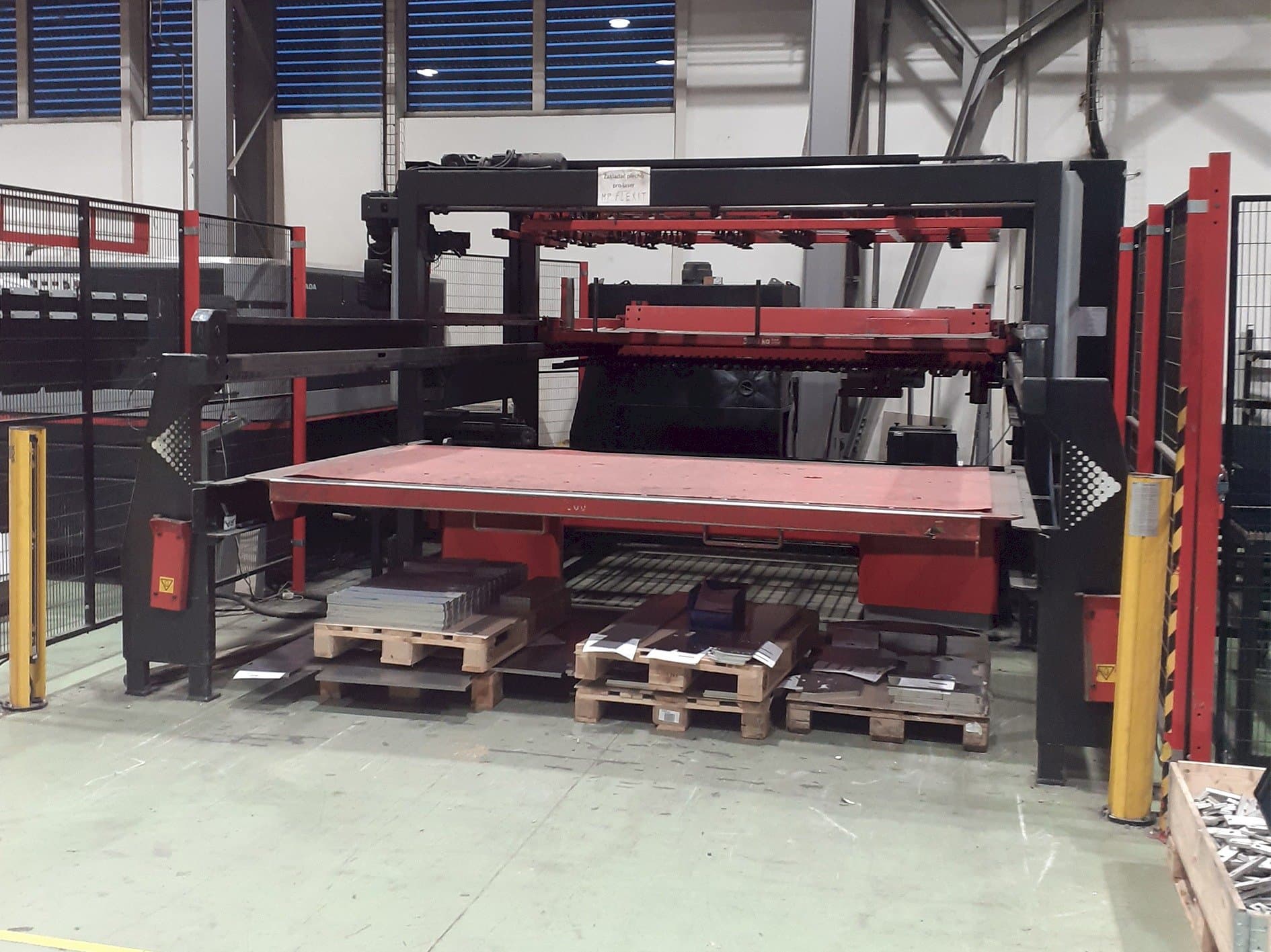 Čelní pohled na AMADA FOL 3015 AJ stroj