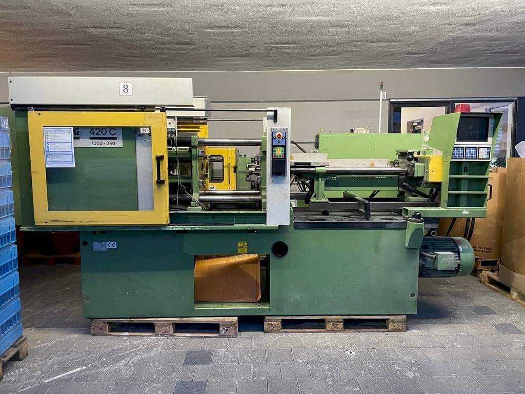 Čelní pohled  na Arburg 420C mit  stroj