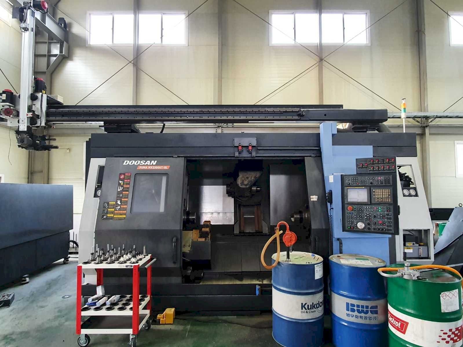 Čelní pohled na Doosan Puma MX2500ST-GL stroj