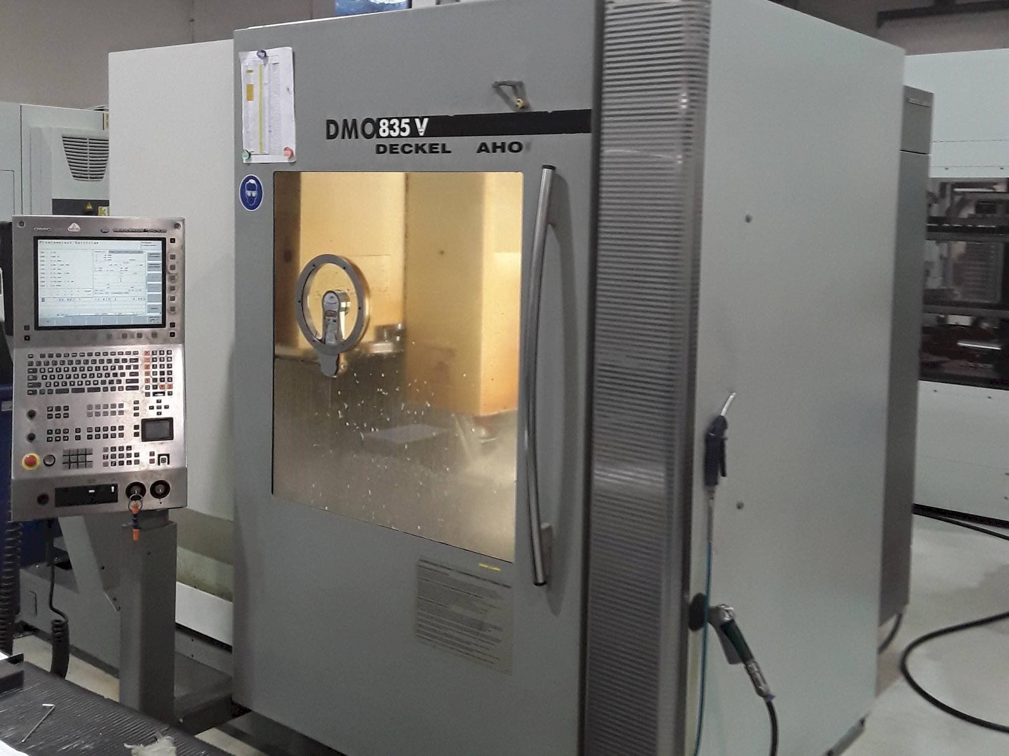 Čelní pohled na DECKEL MAHO DMC 835 V stroj