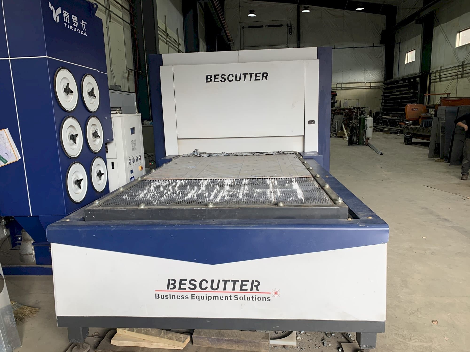 Čelní pohled na BESCUTTER Tital-8000W IPG stroj