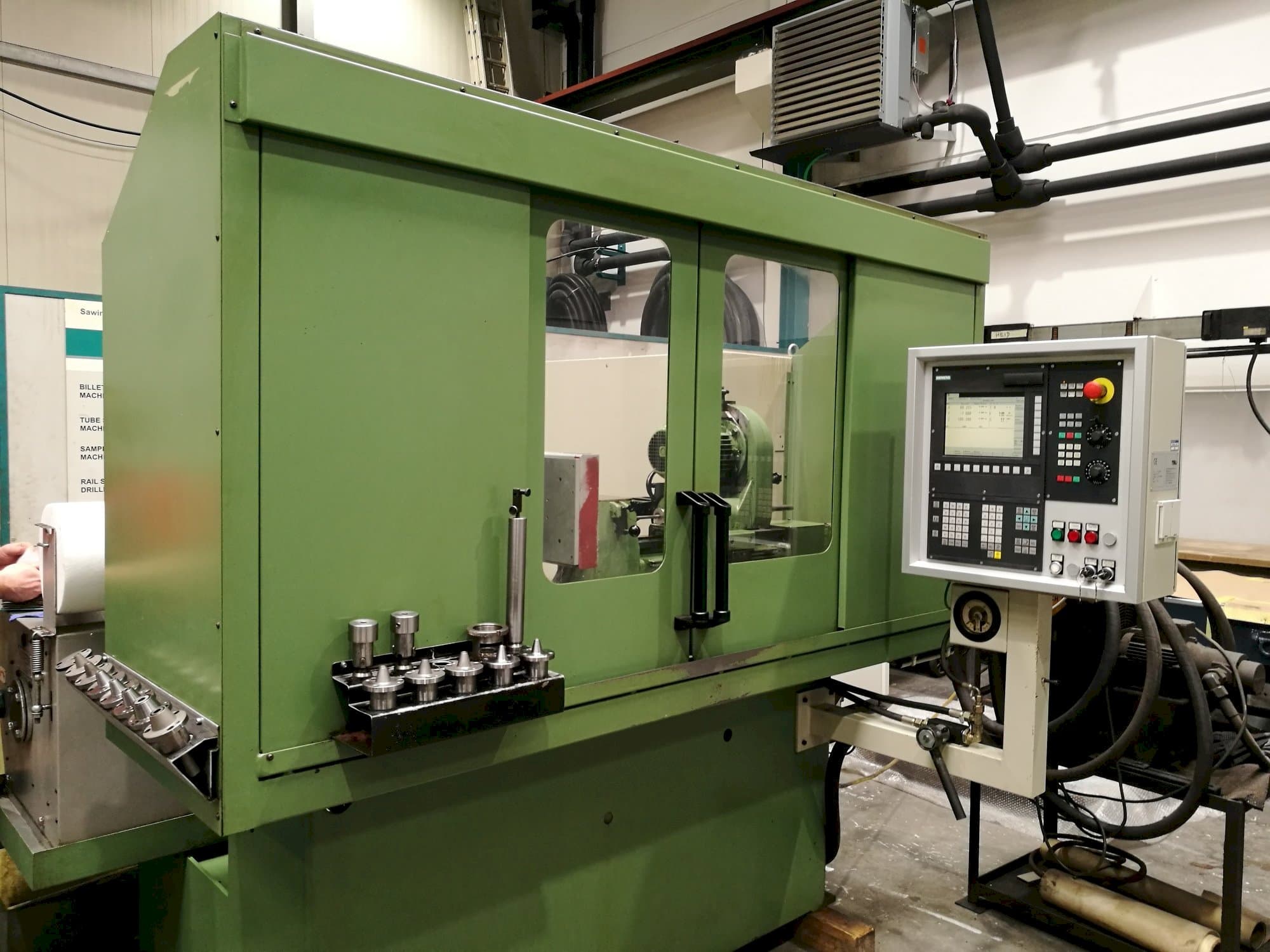 Čelní pohled na TTB M10 400 NC stroj