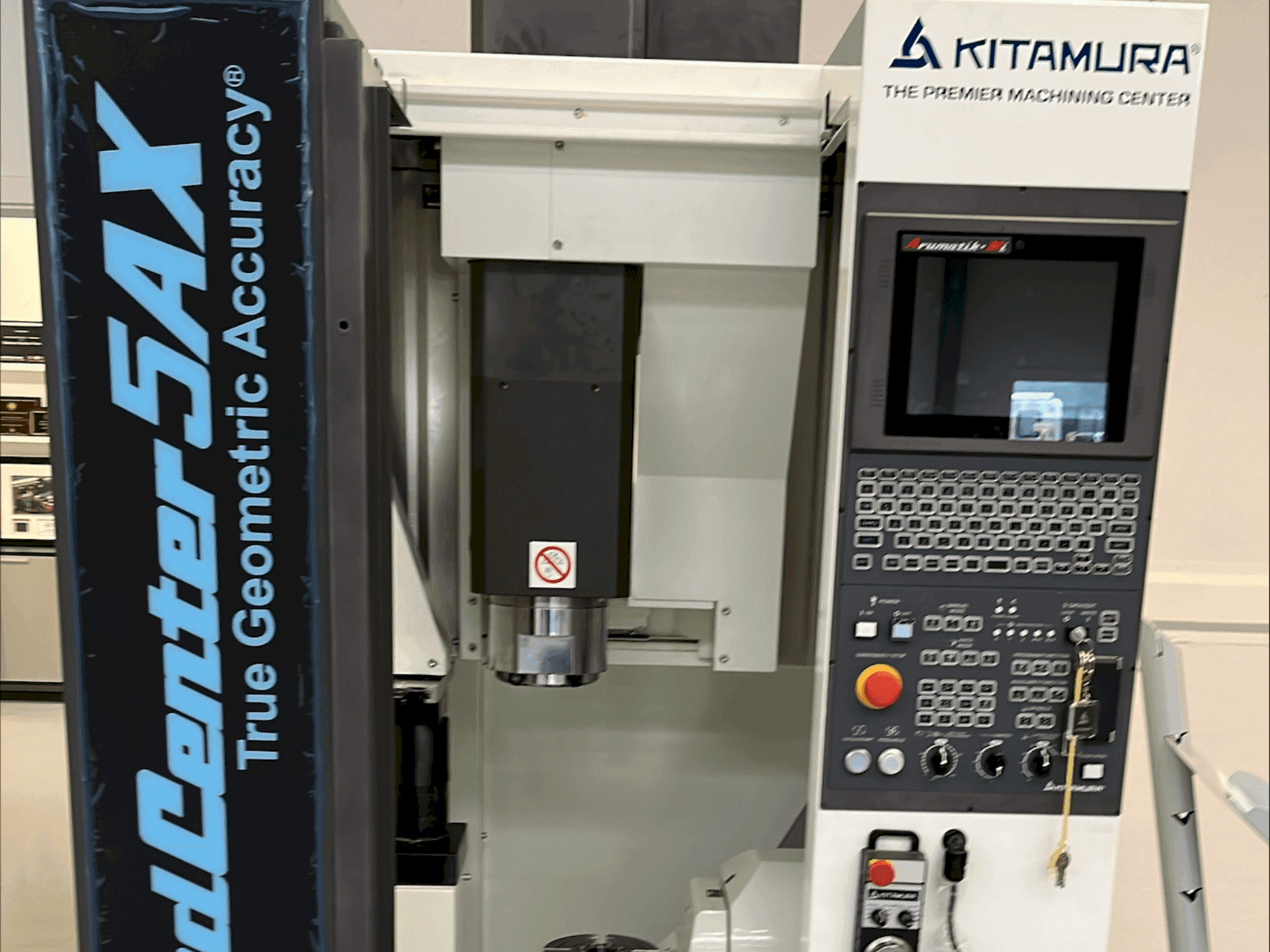 Čelní pohled na Kitamura Medcenter 5AX stroj