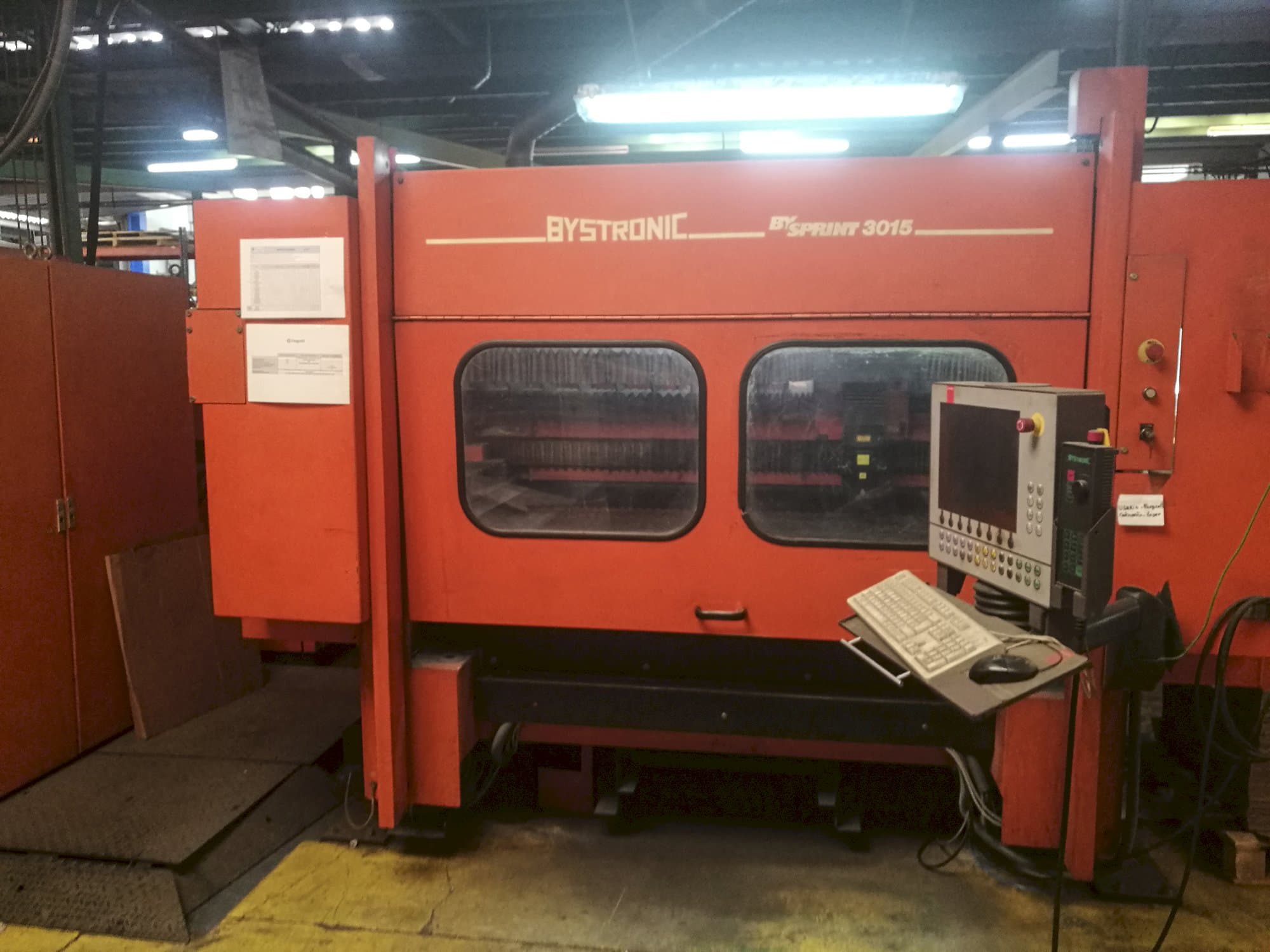 Čelní pohled na Bystronic BySprint 3015 stroj